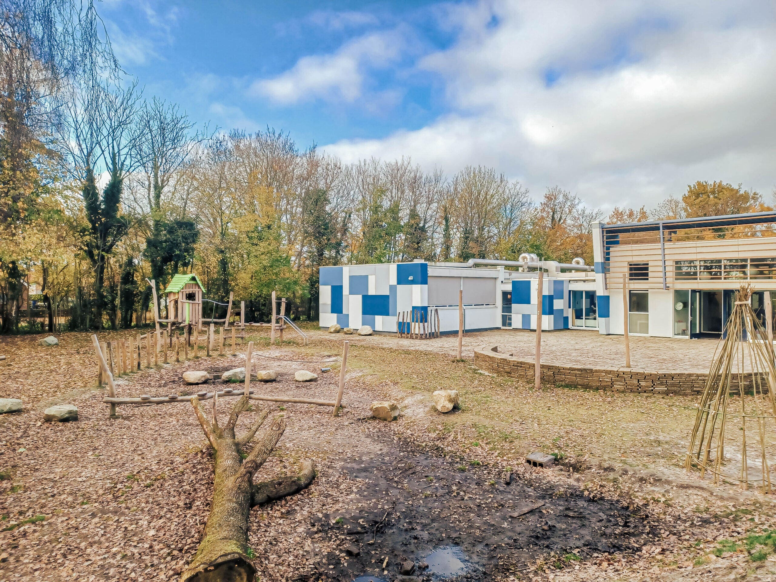 Groen schoolplein voor de dorpsschool in Sumar