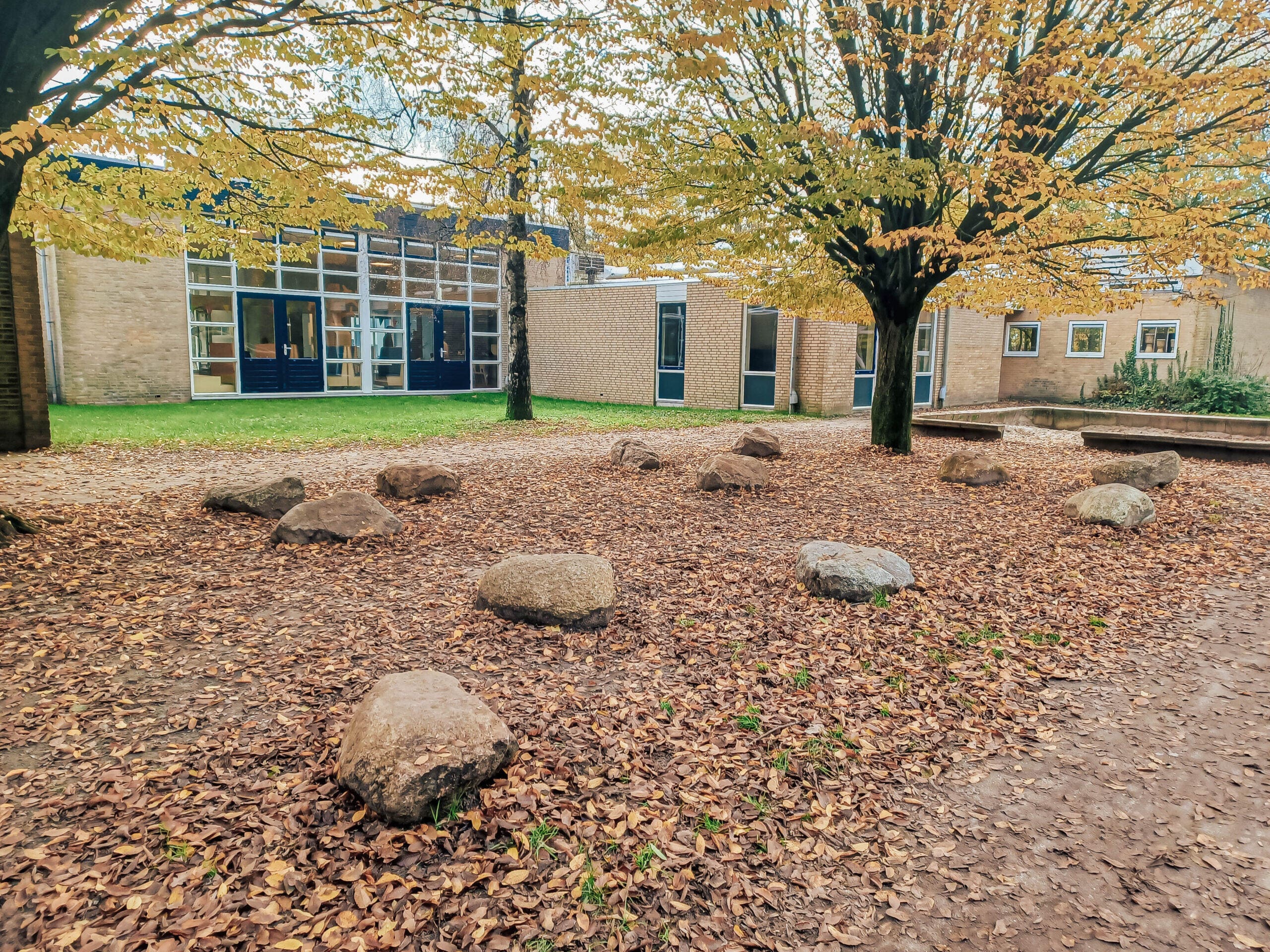 Groen schoolplein voor de dorpsschool in Sumar