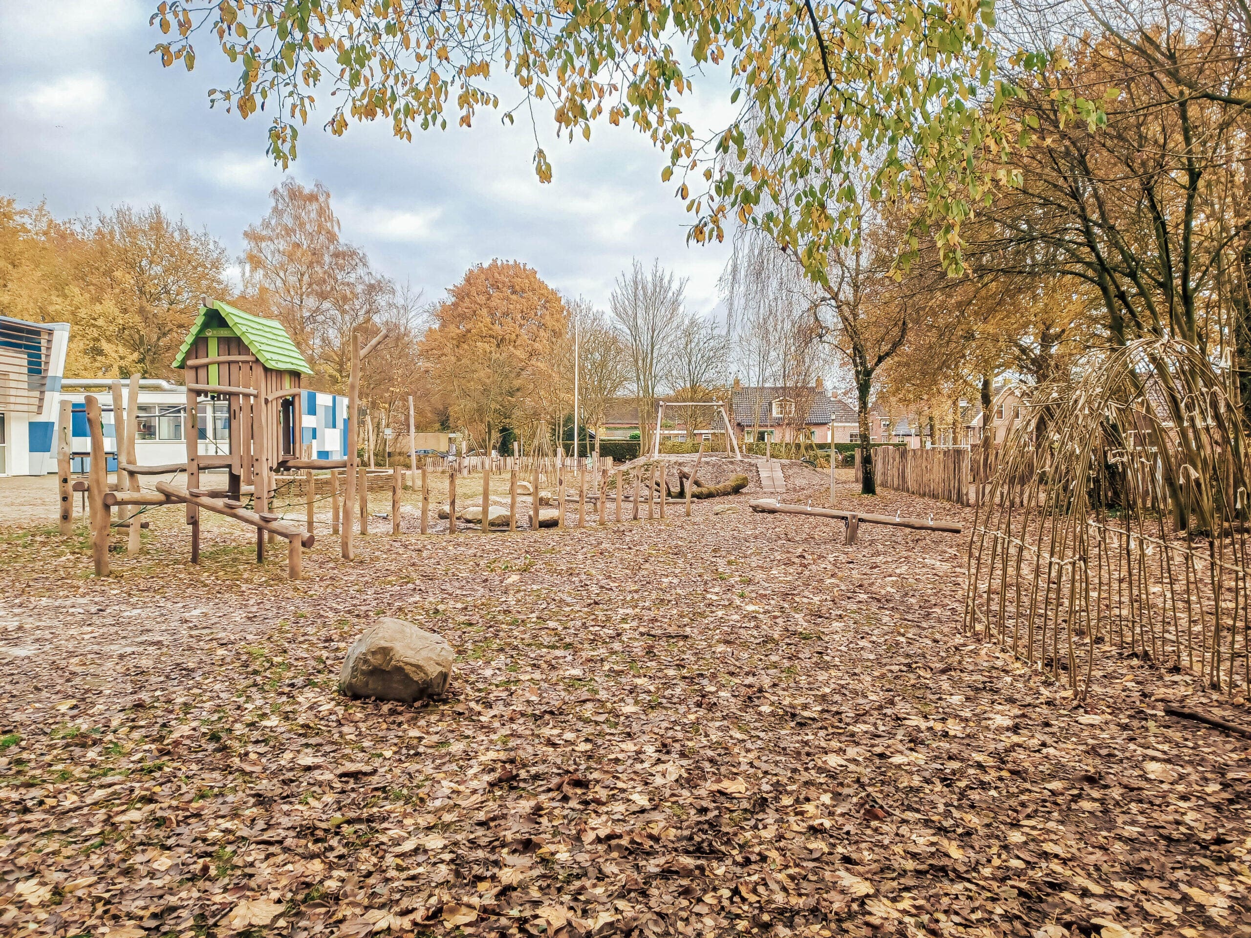 Groen schoolplein voor de dorpsschool in Sumar