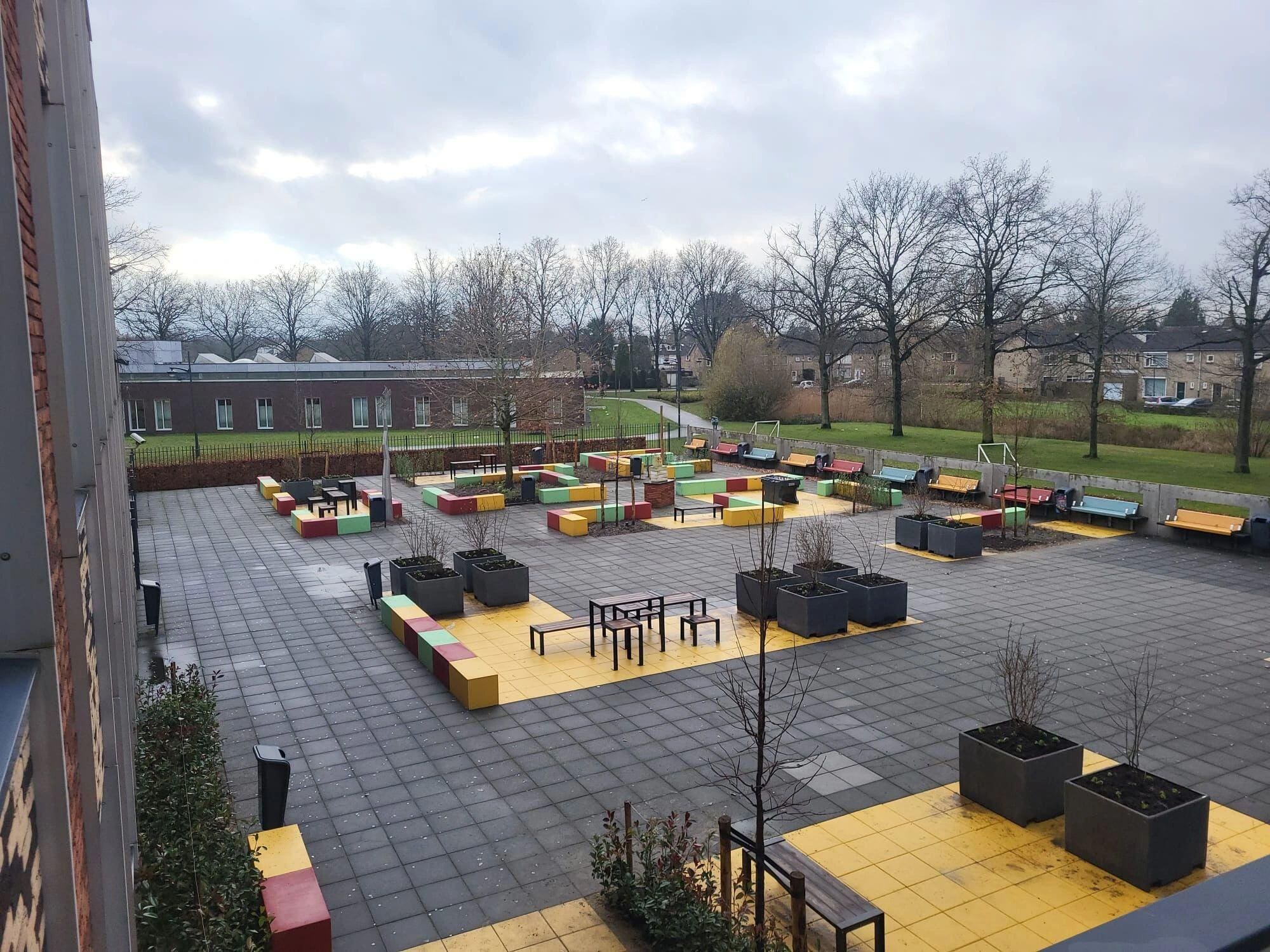 Een kleurrijk schoolplein voor twee middelbare scholen in Waalwijk