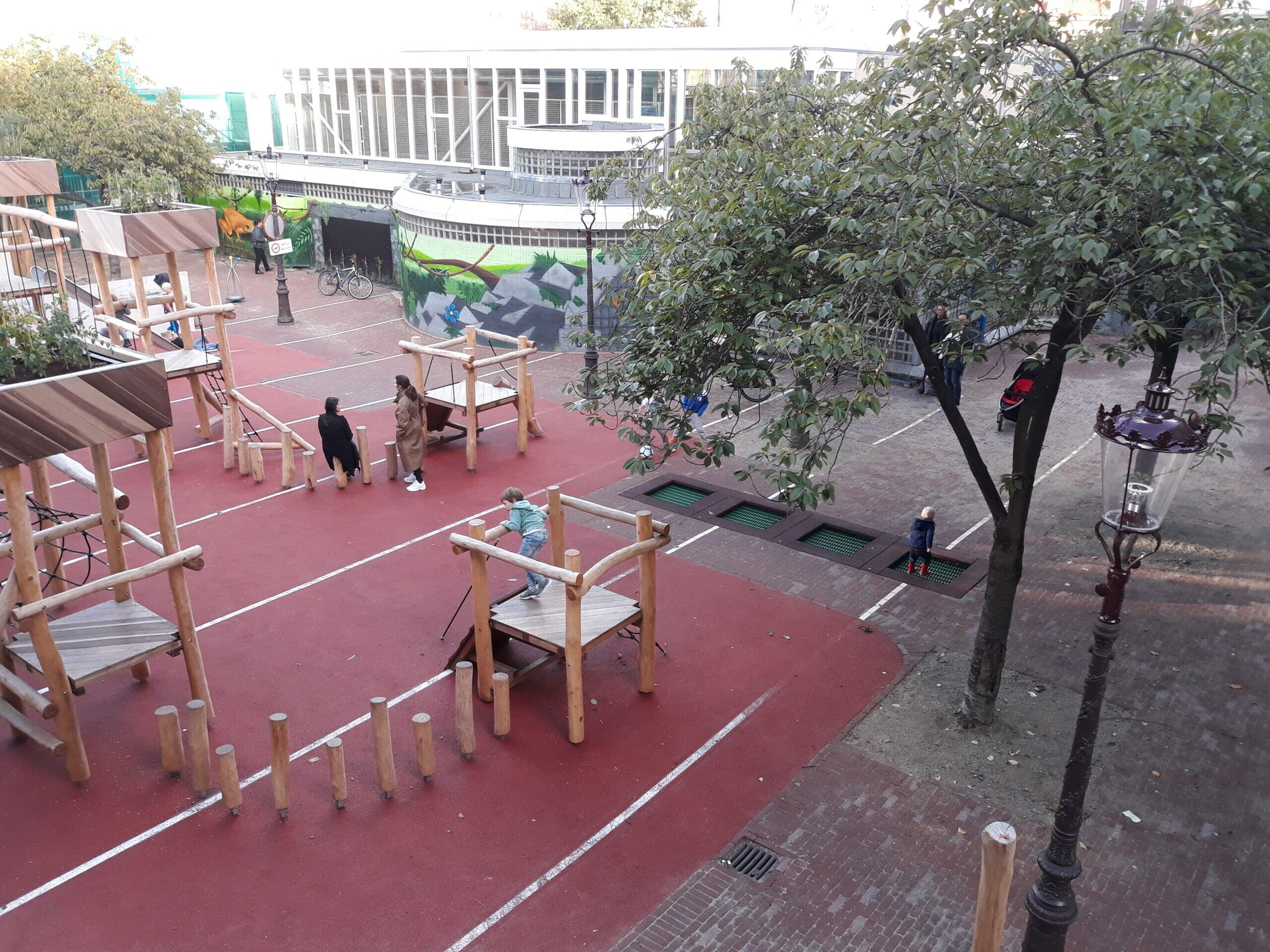 Herinrichting schoolplein Sint Antoniusschool met op maat gemaakte toestellen
