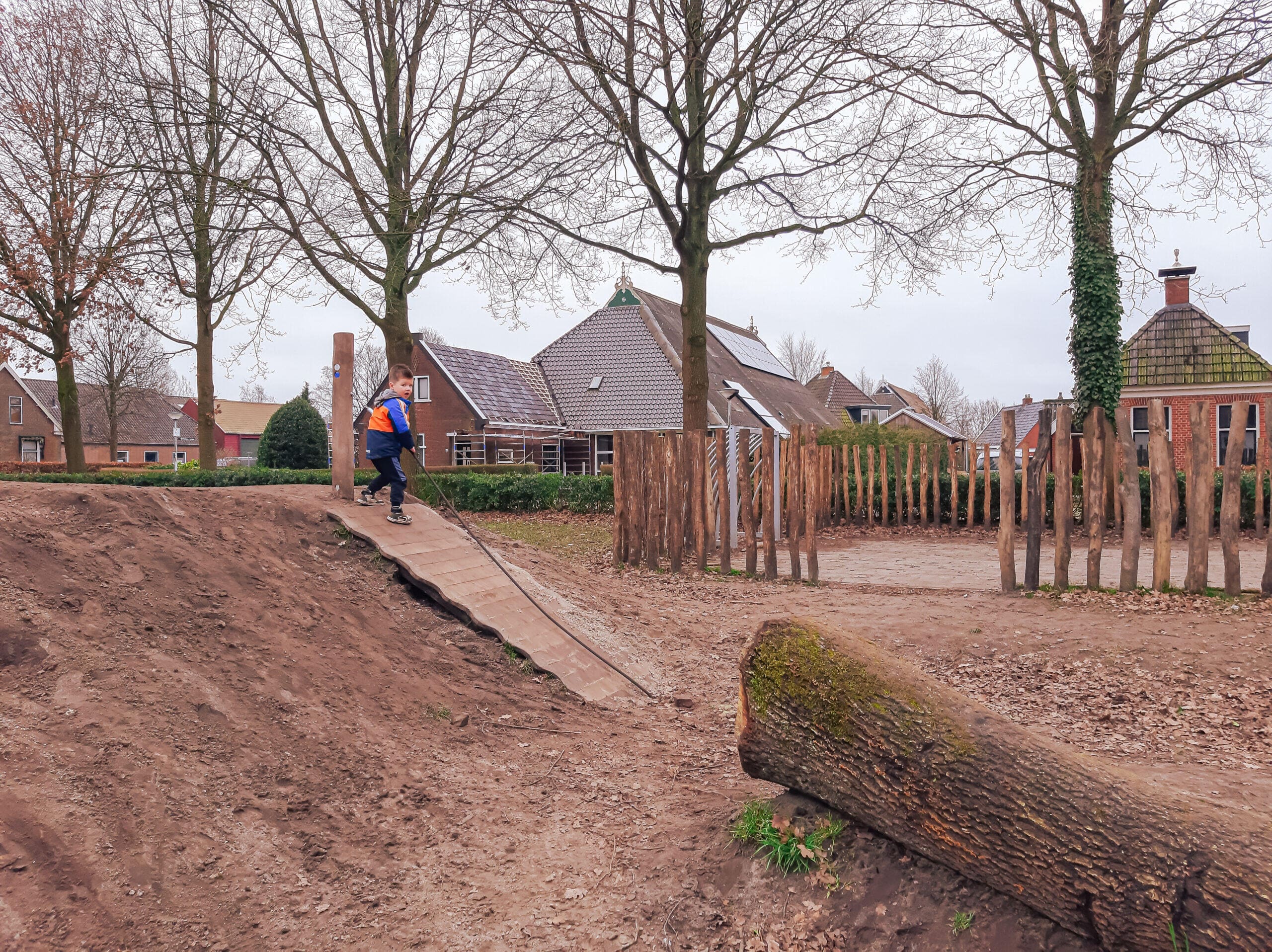 Groen schoolplein voor de dorpsschool in Sumar
