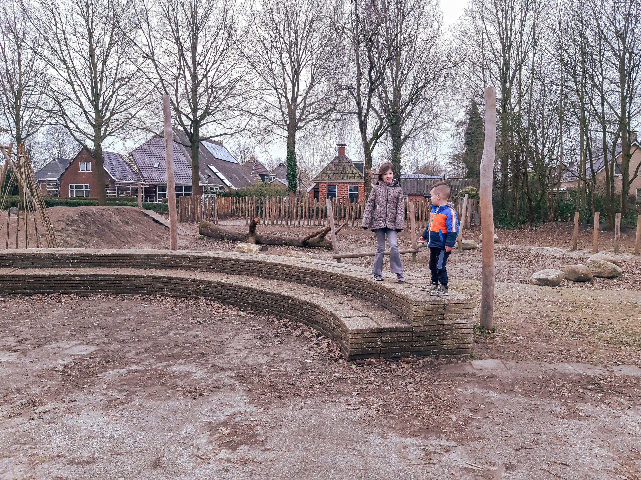 Groen schoolplein voor de dorpsschool in Sumar