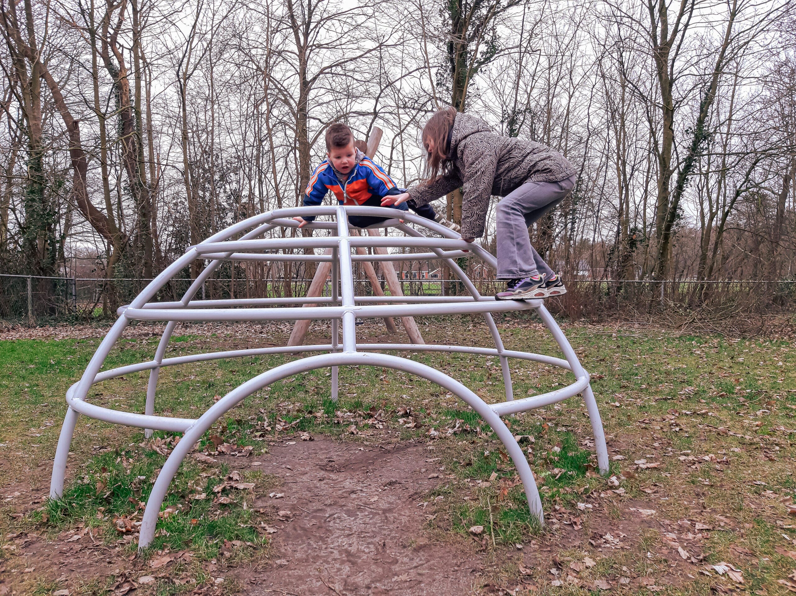 Groen schoolplein voor de dorpsschool in Sumar