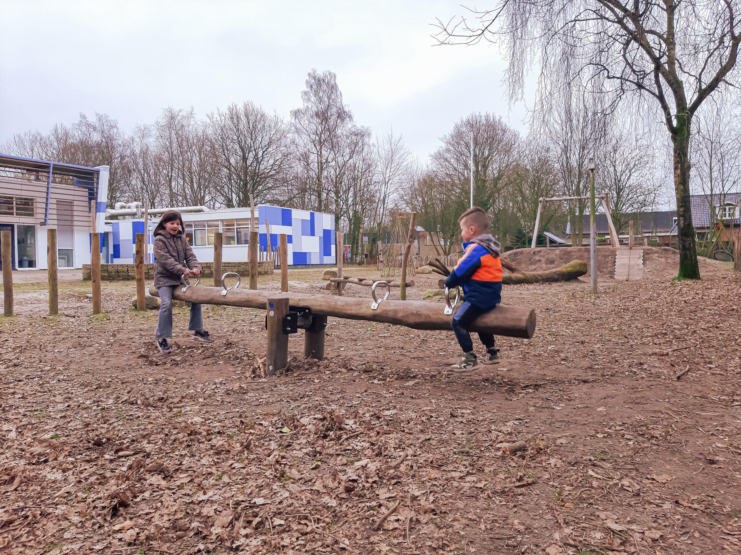 Groen schoolplein voor de dorpsschool in Sumar