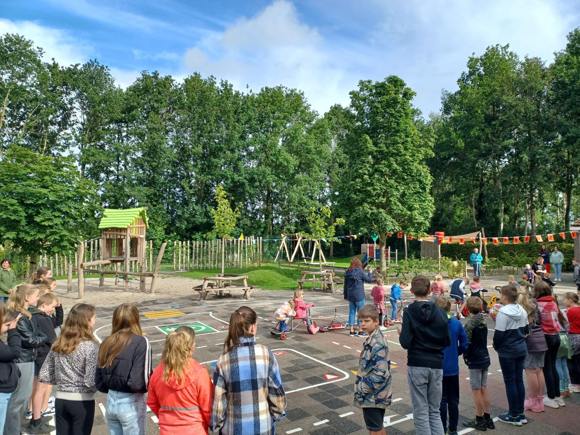 Groen openbaar speelplein voor Basisschool de Ferbining mede door fondsenwerving geslaagd!