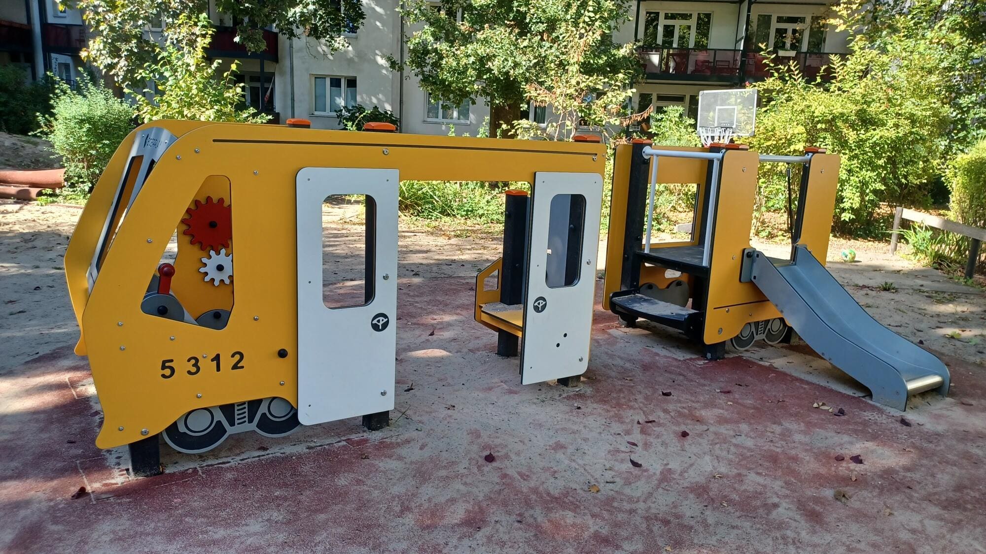 Wo ein Baum fiel, wuchs ein erneuerter Spielplatz