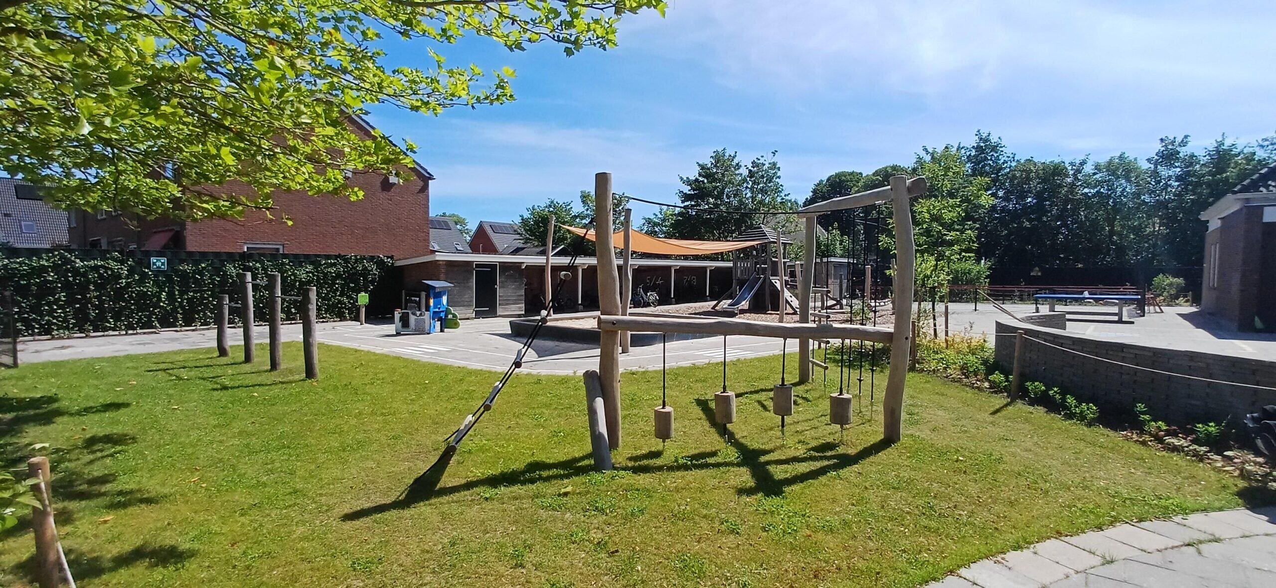 Spelen, ontdekken en groeien op een groen schoolplein in Twijzel