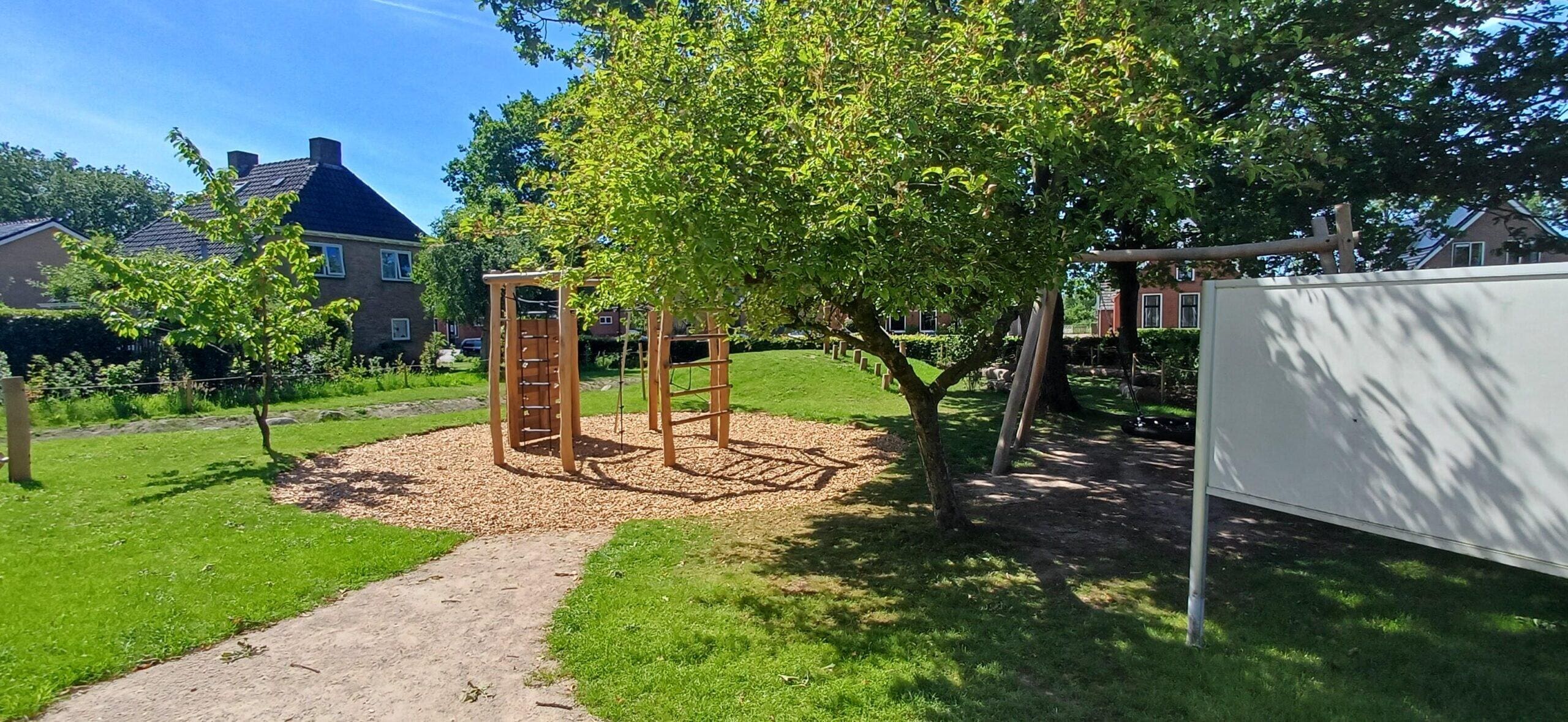 Spelen, ontdekken en groeien op een groen schoolplein in Twijzel