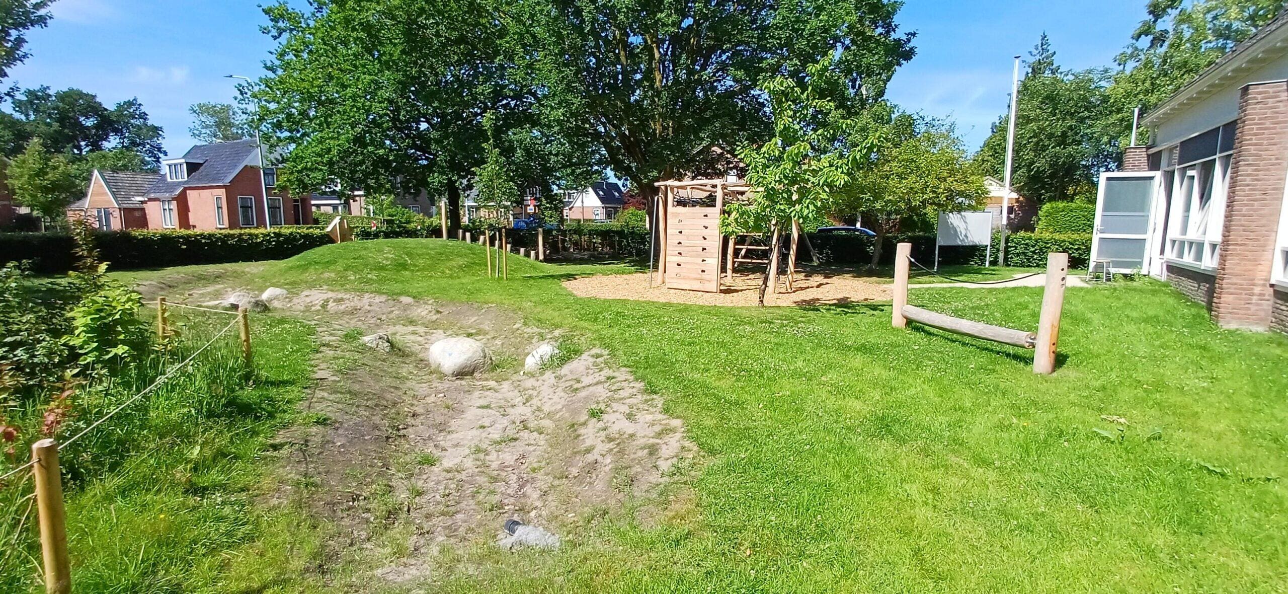 Spelen, ontdekken en groeien op een groen schoolplein in Twijzel