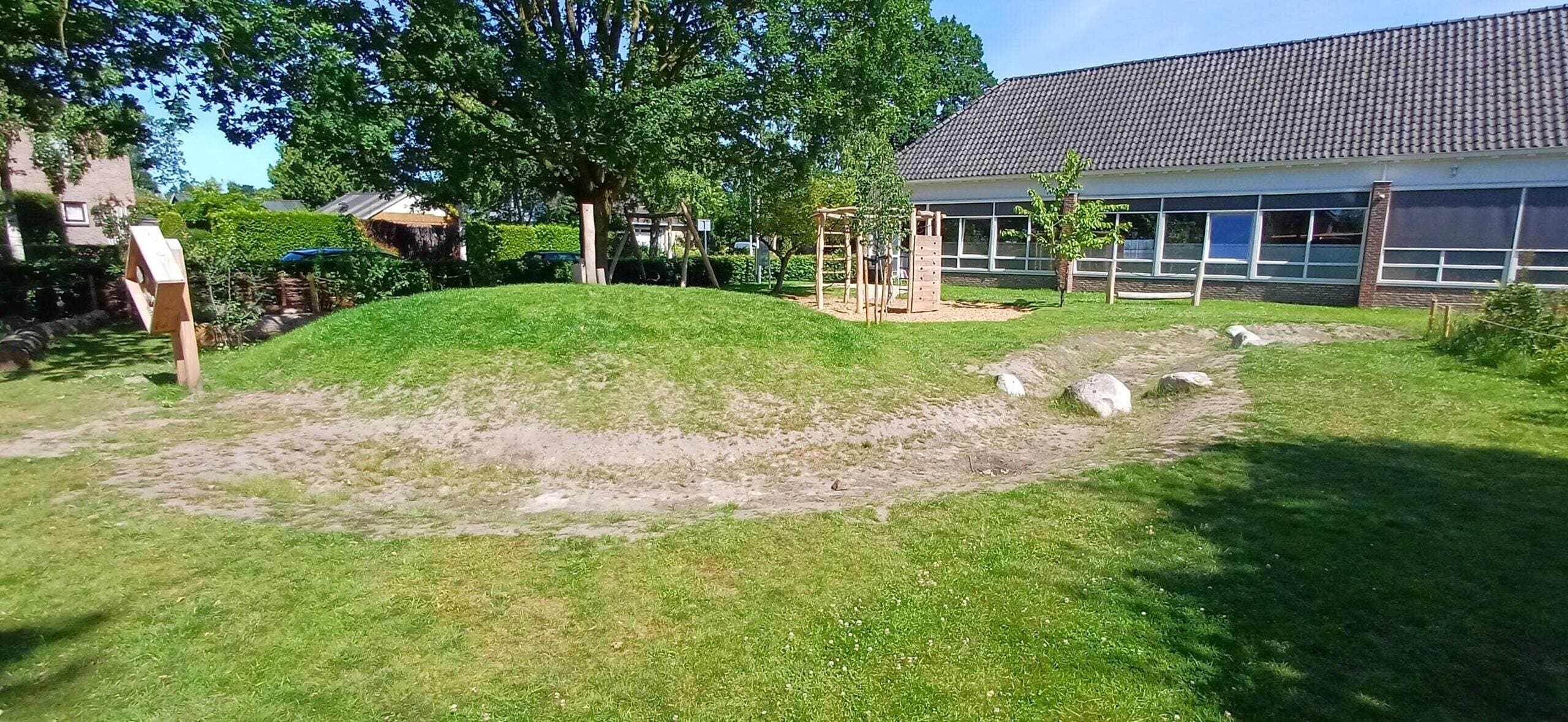 Spelen, ontdekken en groeien op een groen schoolplein in Twijzel