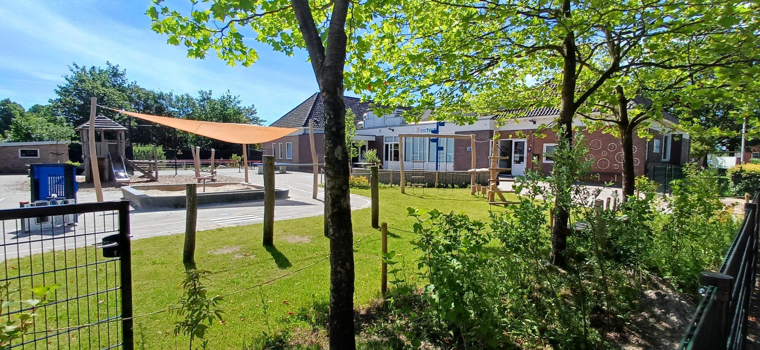 Spelen, ontdekken en groeien op een groen schoolplein in Twijzel