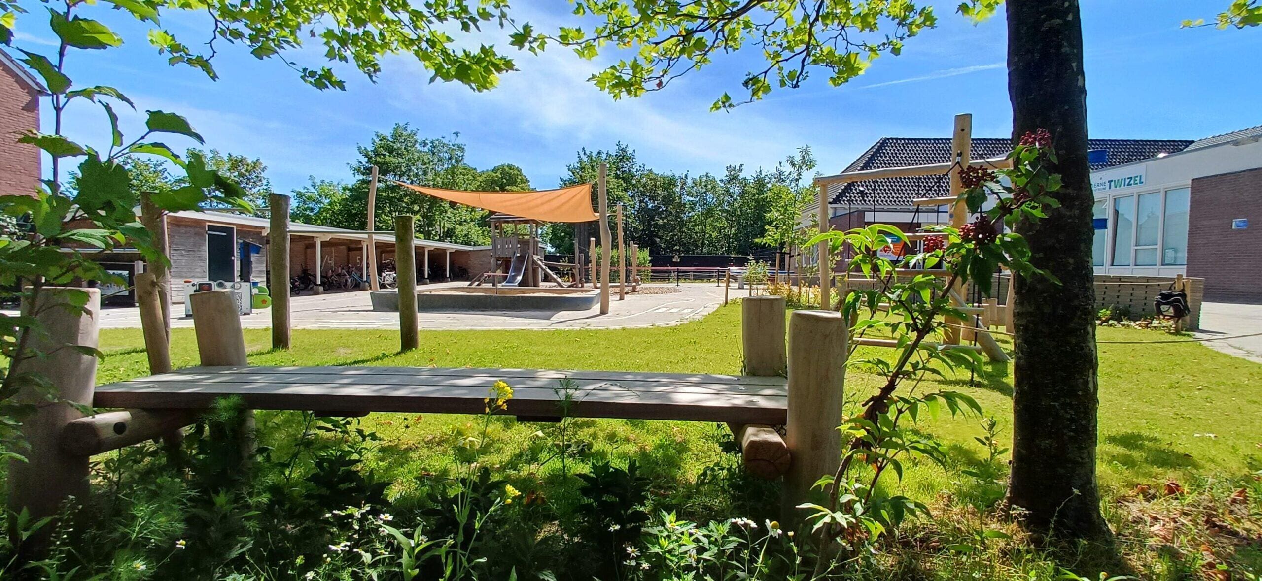 Spelen, ontdekken en groeien op een groen schoolplein in Twijzel