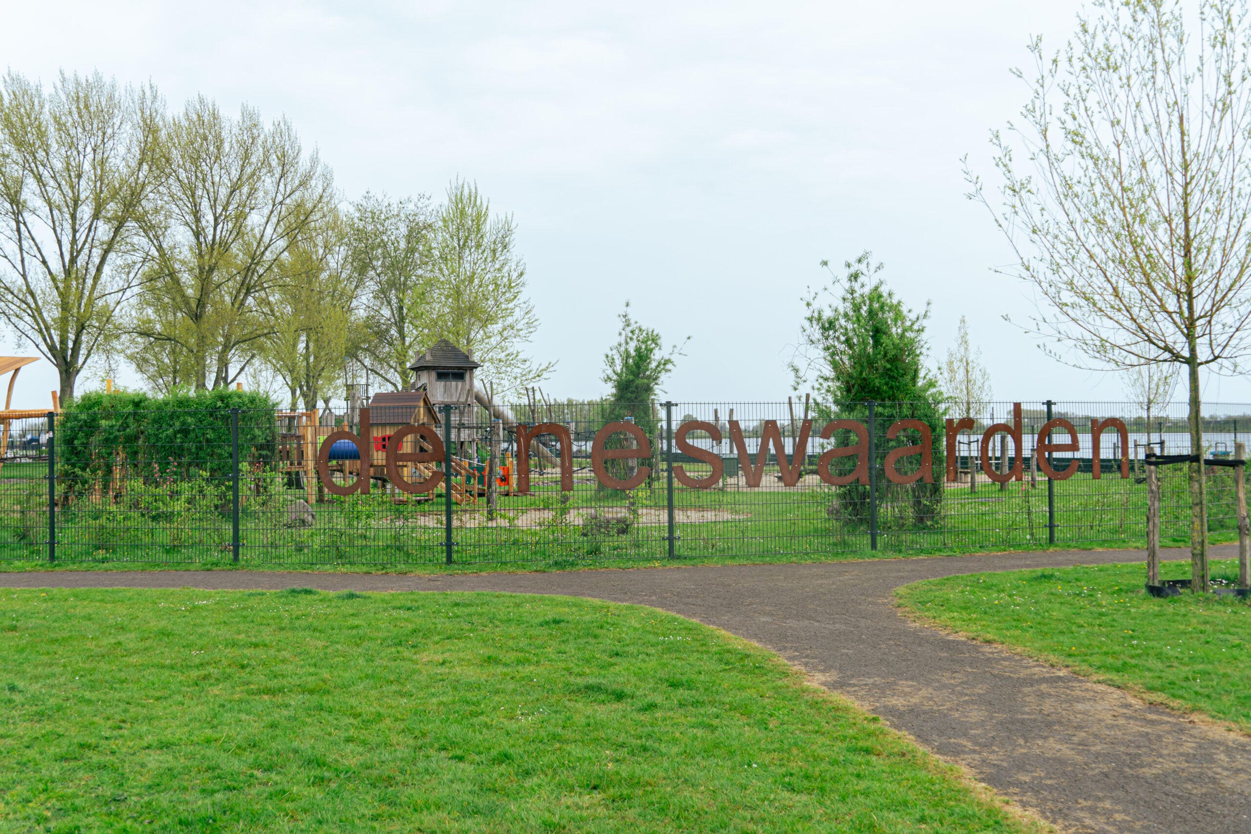 Gemeinsam spielen am Esmeer in Aalst – Wie ein inklusiver Traum bei De Neswaarden Wirklichkeit wurde