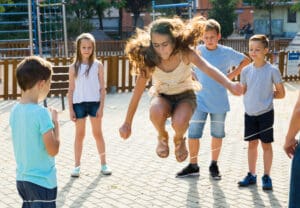 Spelen draagt bij aan de ontwikkeling van een kind - elastieken
