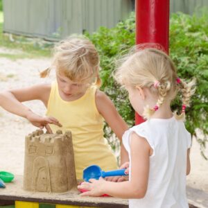 Spelen draagt bij aan de ontwikkeling van een kind - zandkasteel bouwen