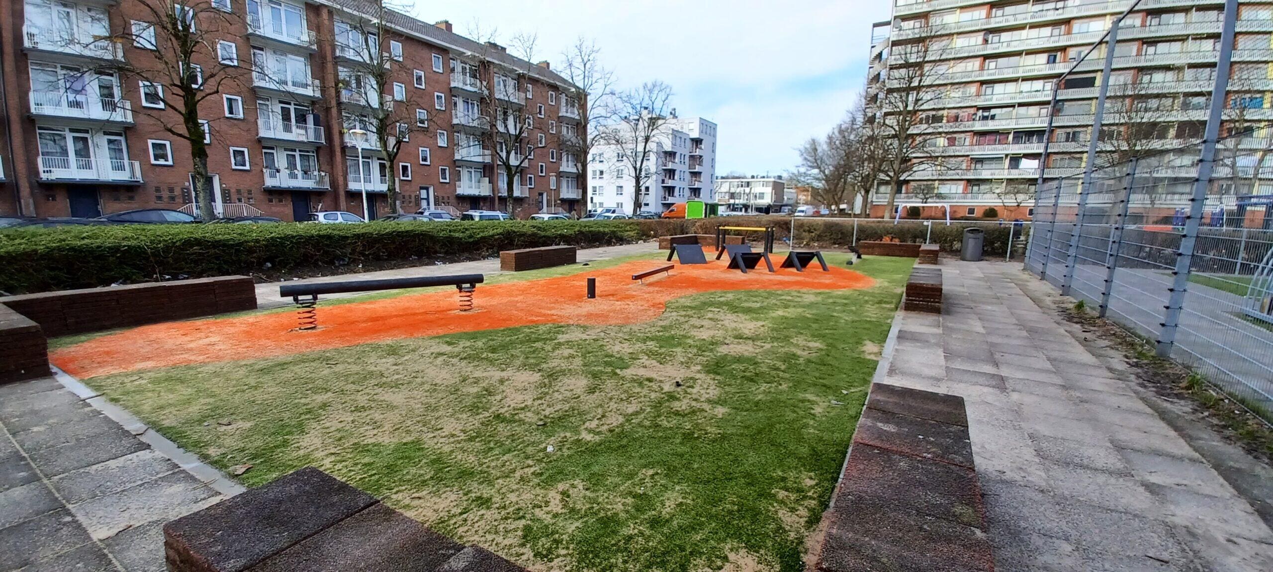 Vernieuwde sport- en speelplek met parcourselementen in Amsterdam