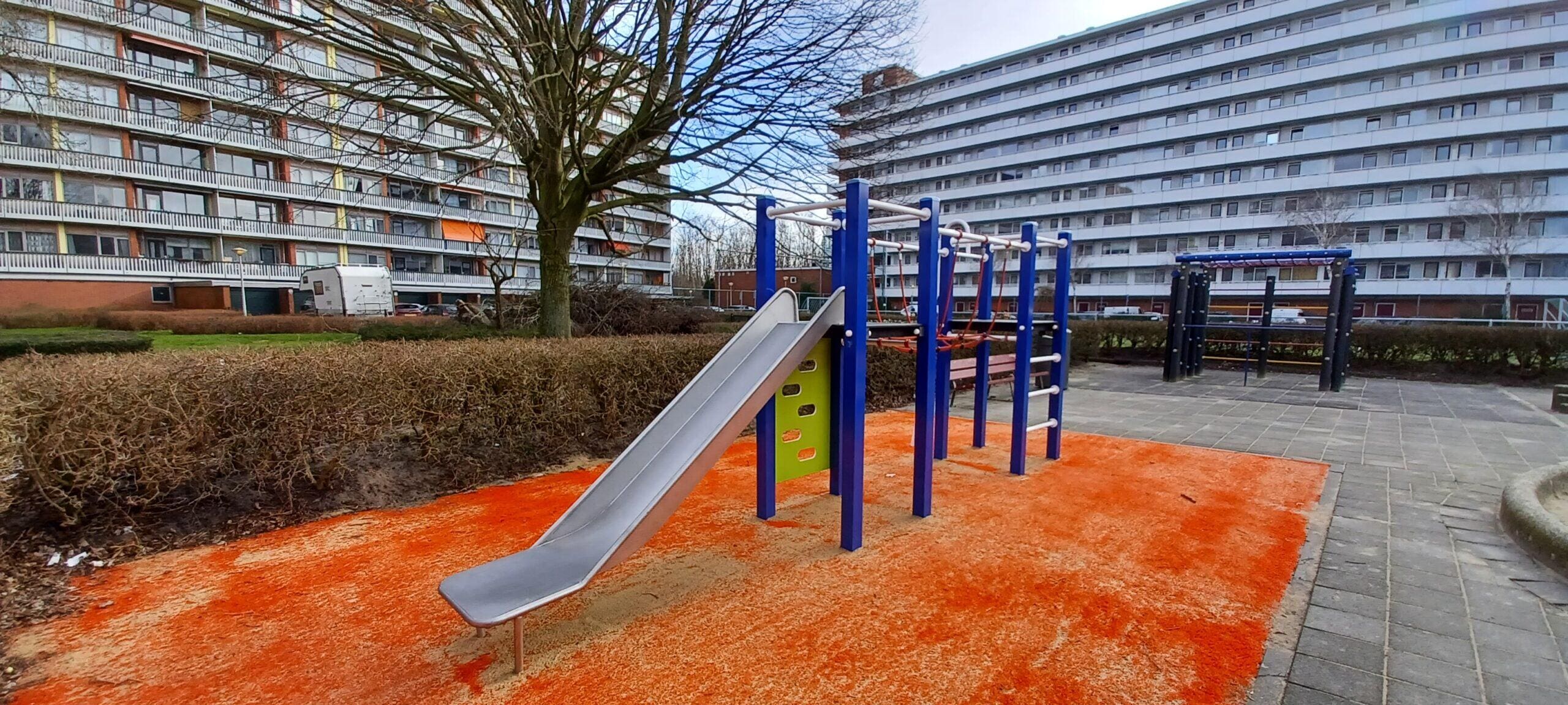 Vernieuwde sport- en speelplek met parcourselementen in Amsterdam