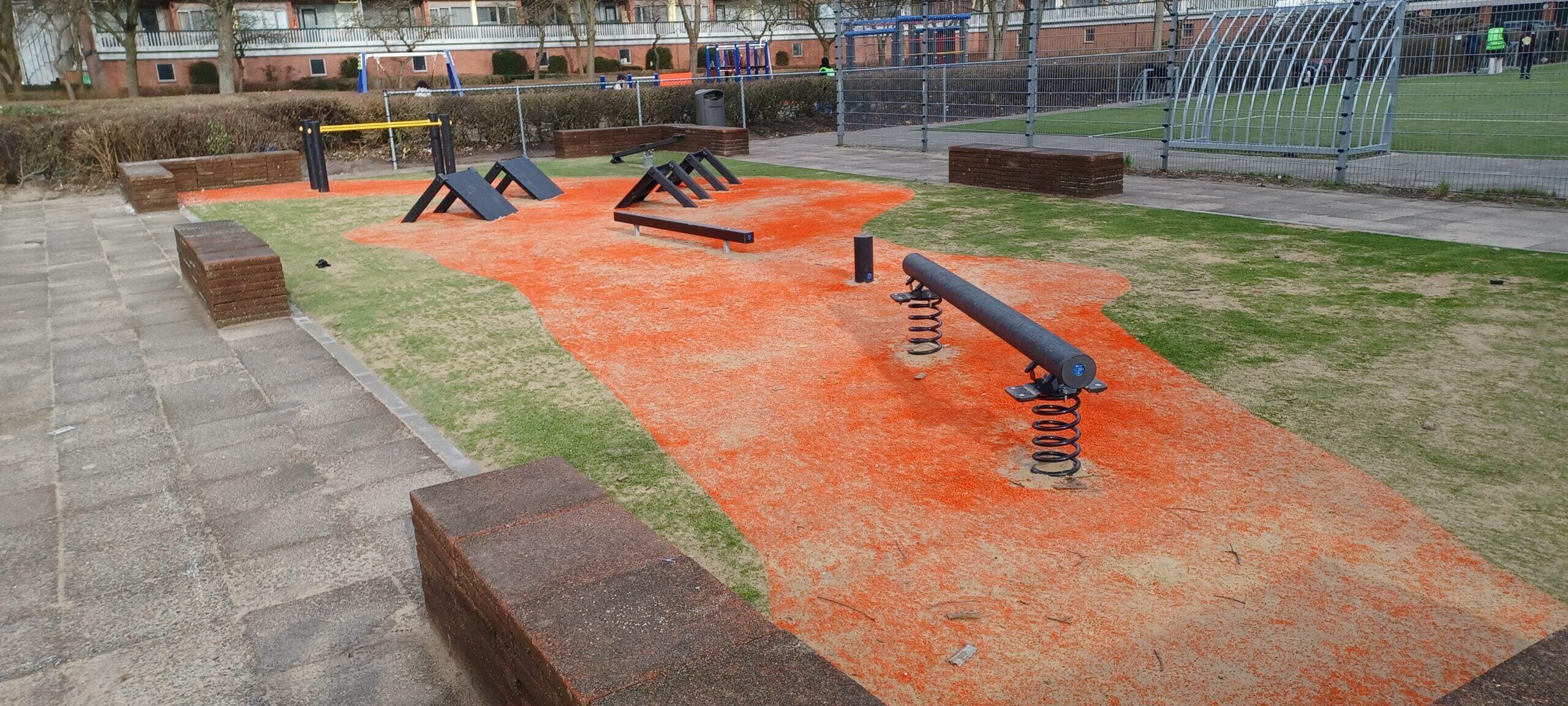 Vernieuwde sport- en speelplek met parcourselementen in Amsterdam
