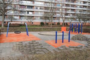 BOERplay speelplek met Basic Play toestellen en een kleurrijke oranje valondergrond.