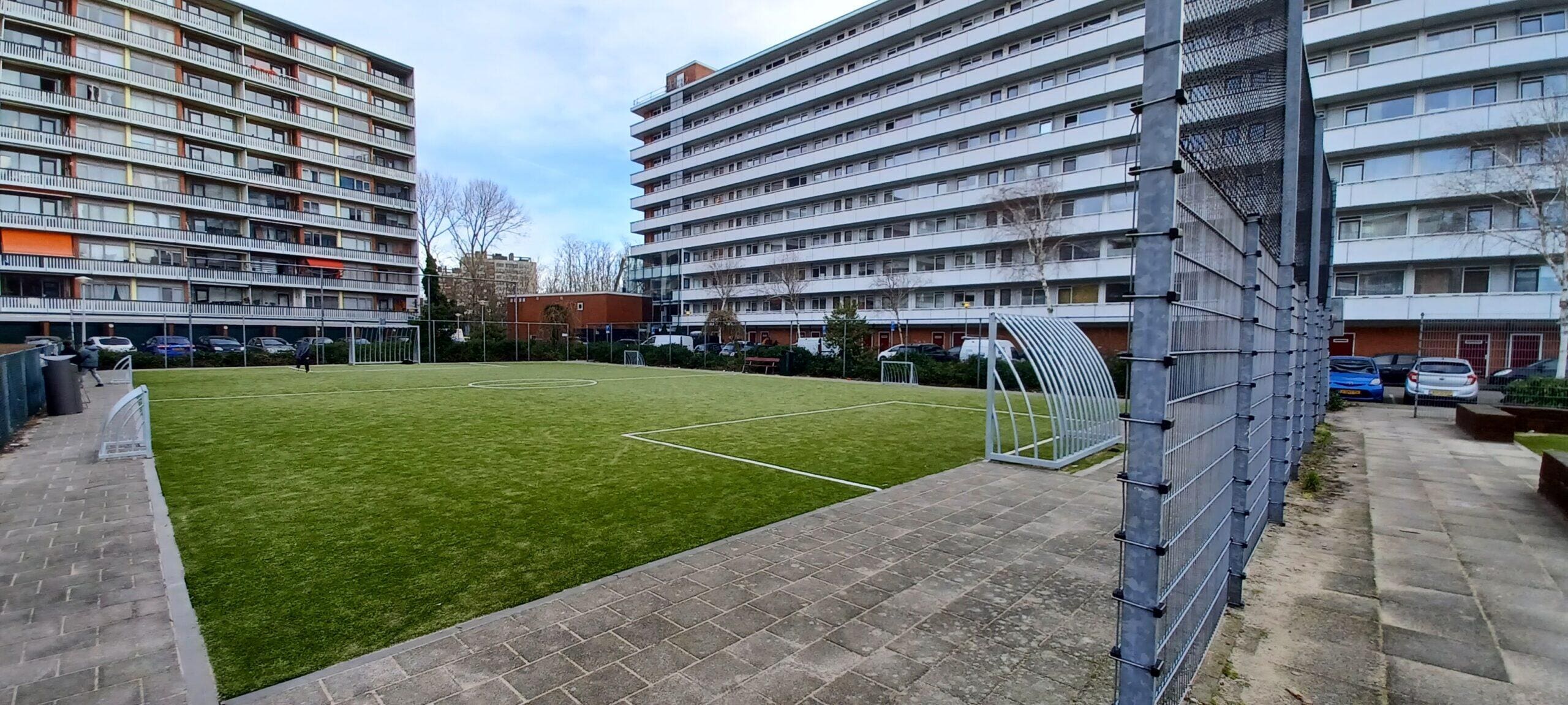 Vernieuwde sport- en speelplek met parcourselementen in Amsterdam
