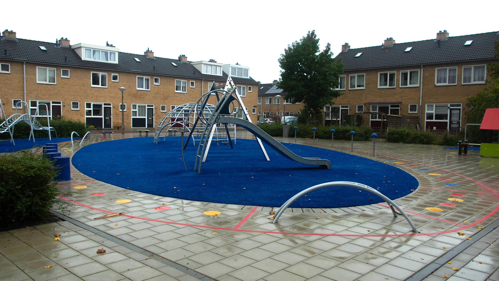 Zeitloses Spiel auf Spielplätzen in Amsterdam