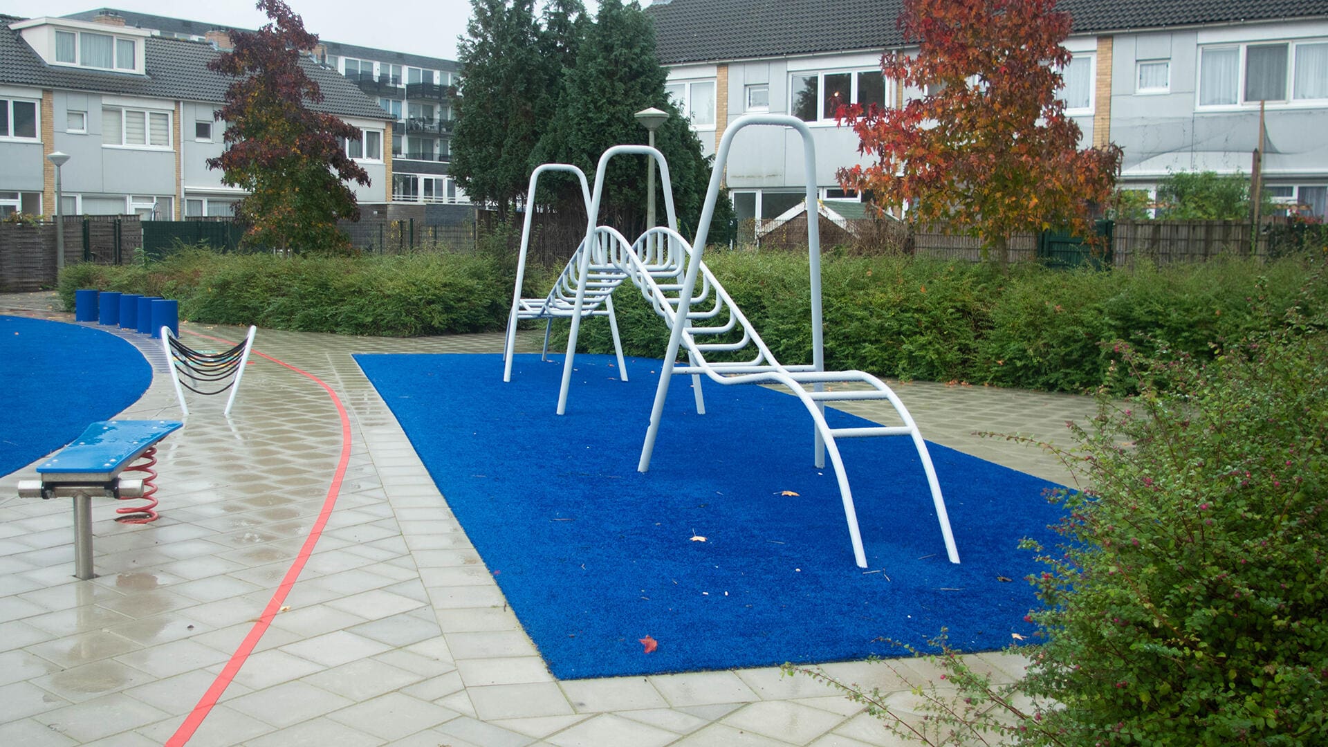 Zeitloses Spiel auf Spielplätzen in Amsterdam