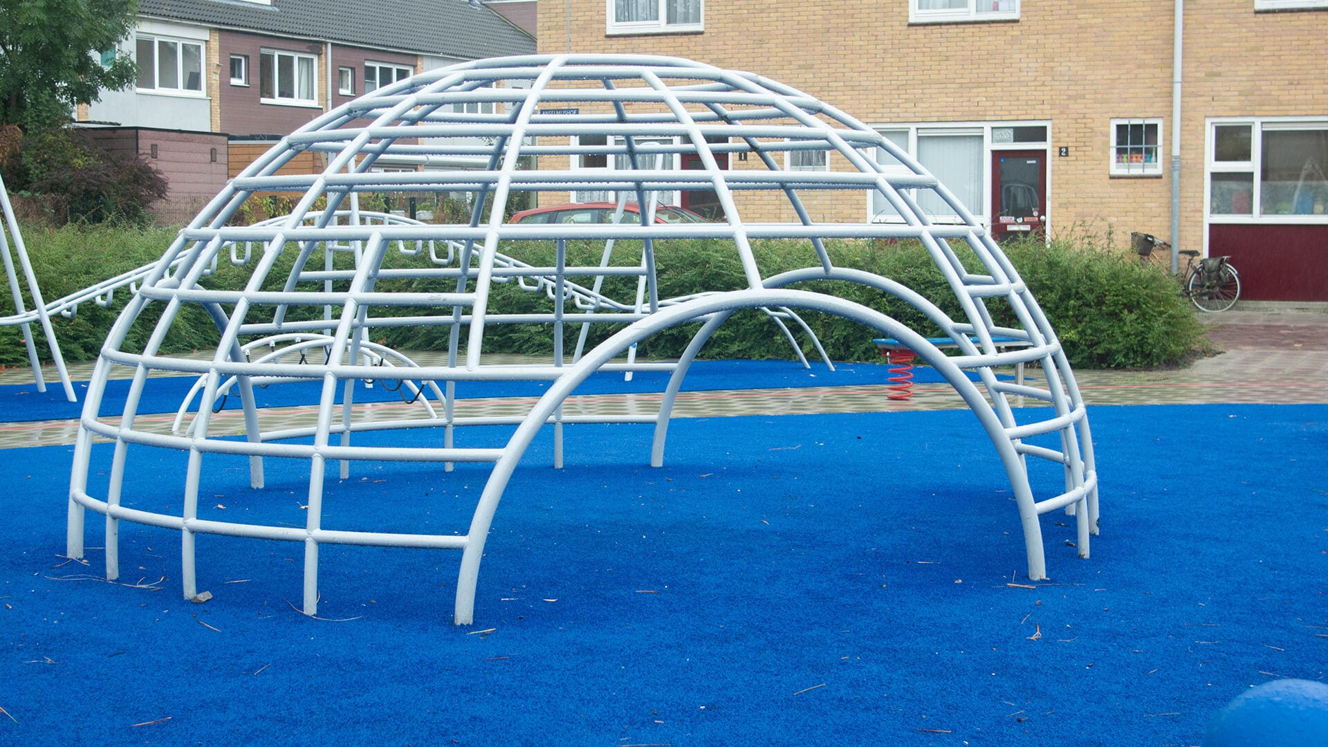 Zeitloses Spiel auf Spielplätzen in Amsterdam