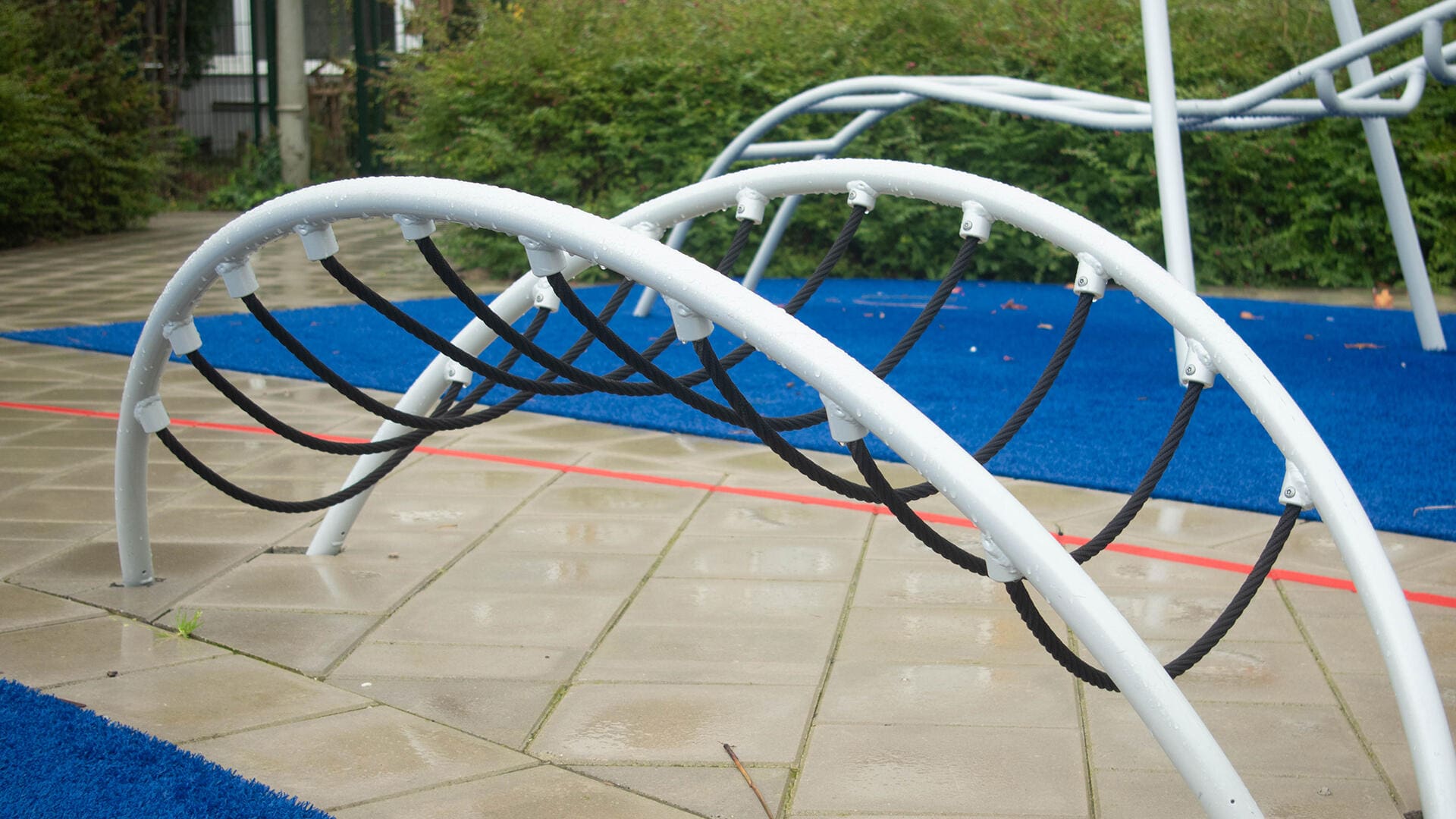 Zeitloses Spiel auf Spielplätzen in Amsterdam