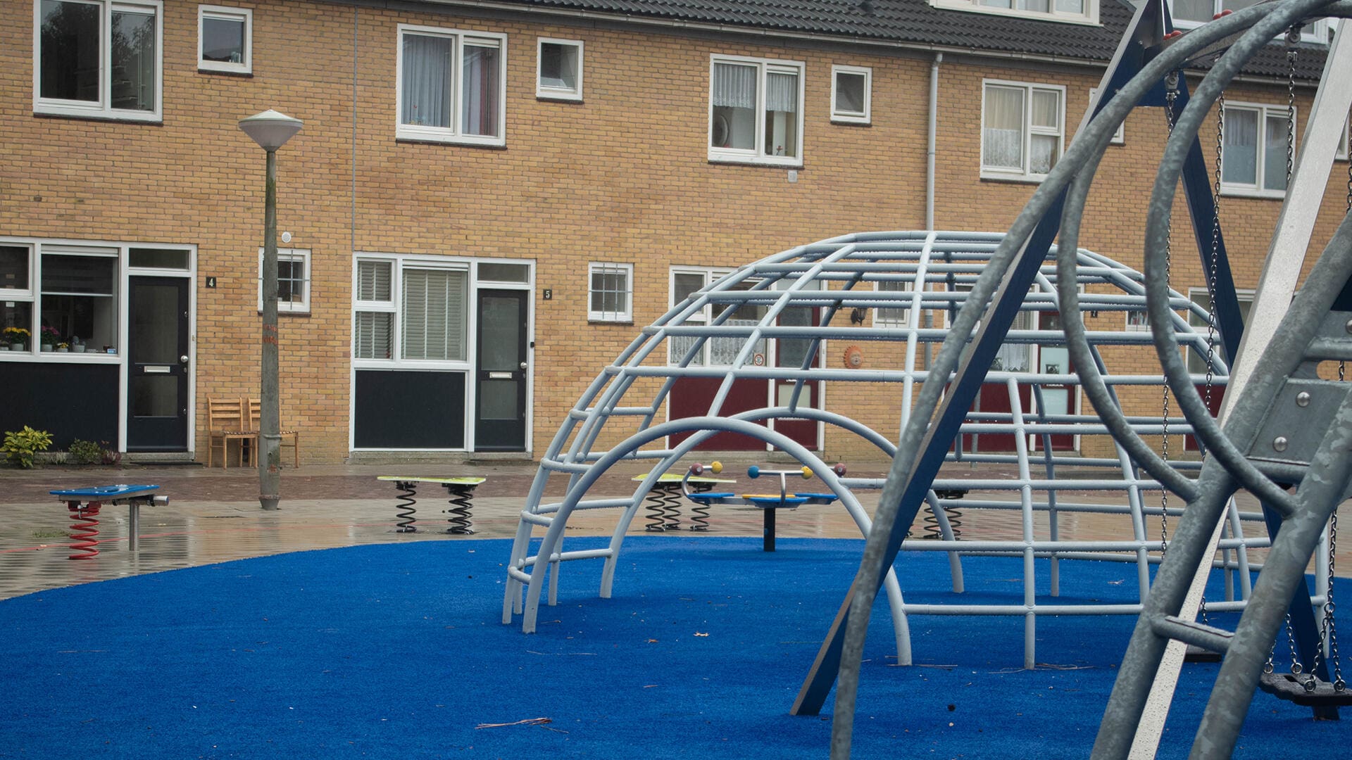 Zeitloses Spiel auf Spielplätzen in Amsterdam