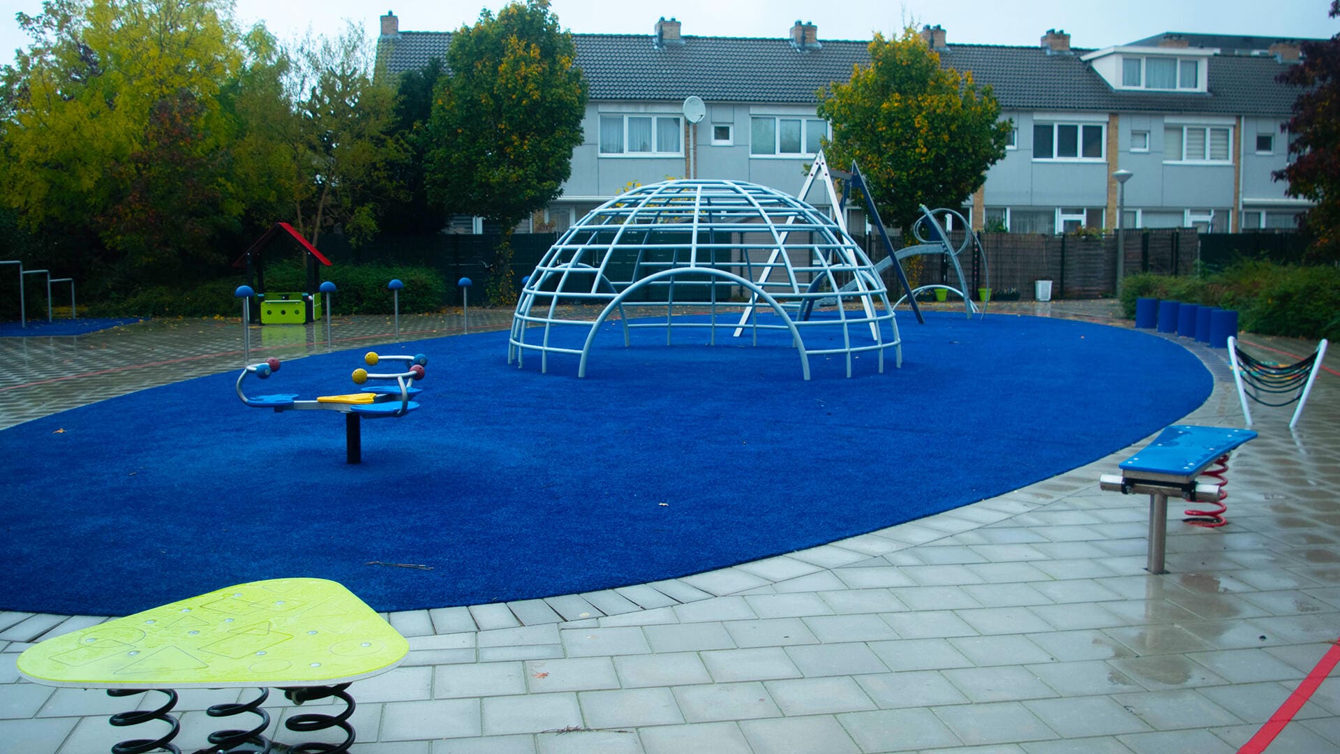 Zeitloses Spiel auf Spielplätzen in Amsterdam