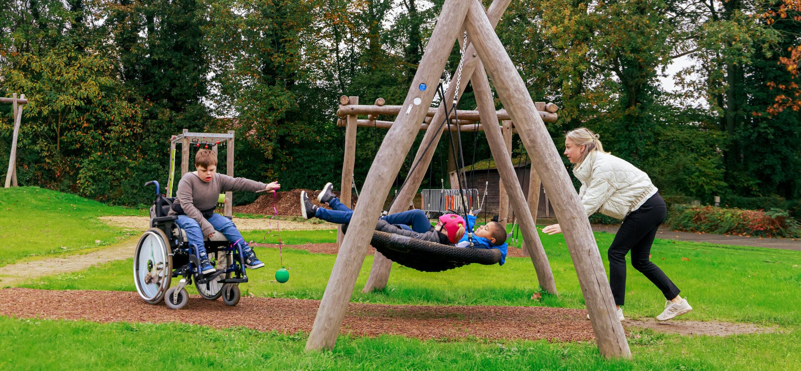 Inklusiver Spielplatz in Rollegem, Belgien