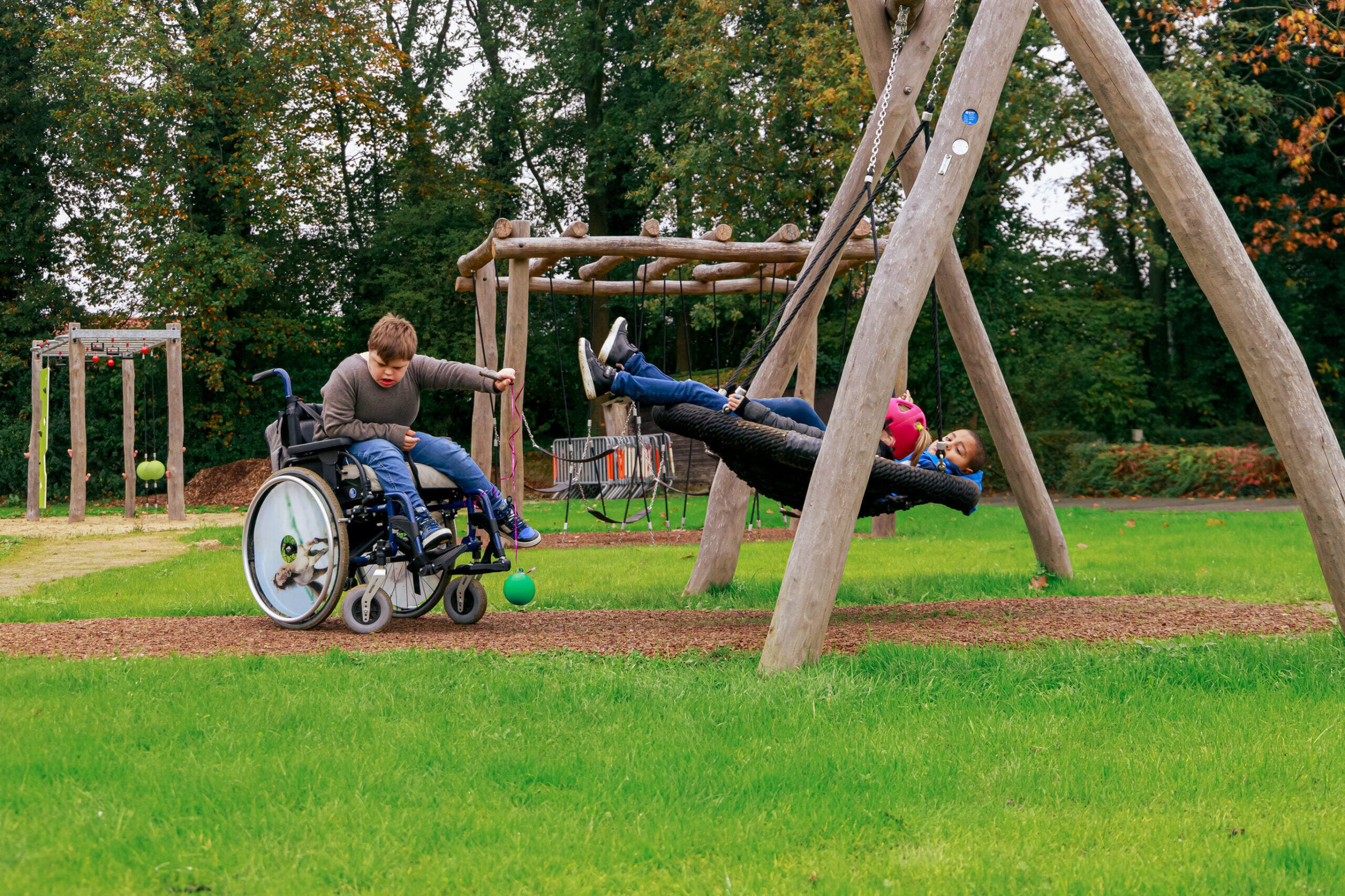 Une aire de jeux inclusive à Rollegem, Belgique