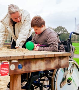 Een rolstoeltoegankelijke zandtafel
