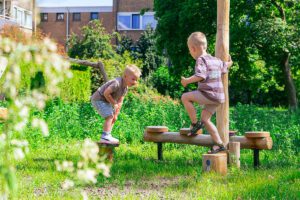 Spelen in het groen aan de toscadreef in Utrecht