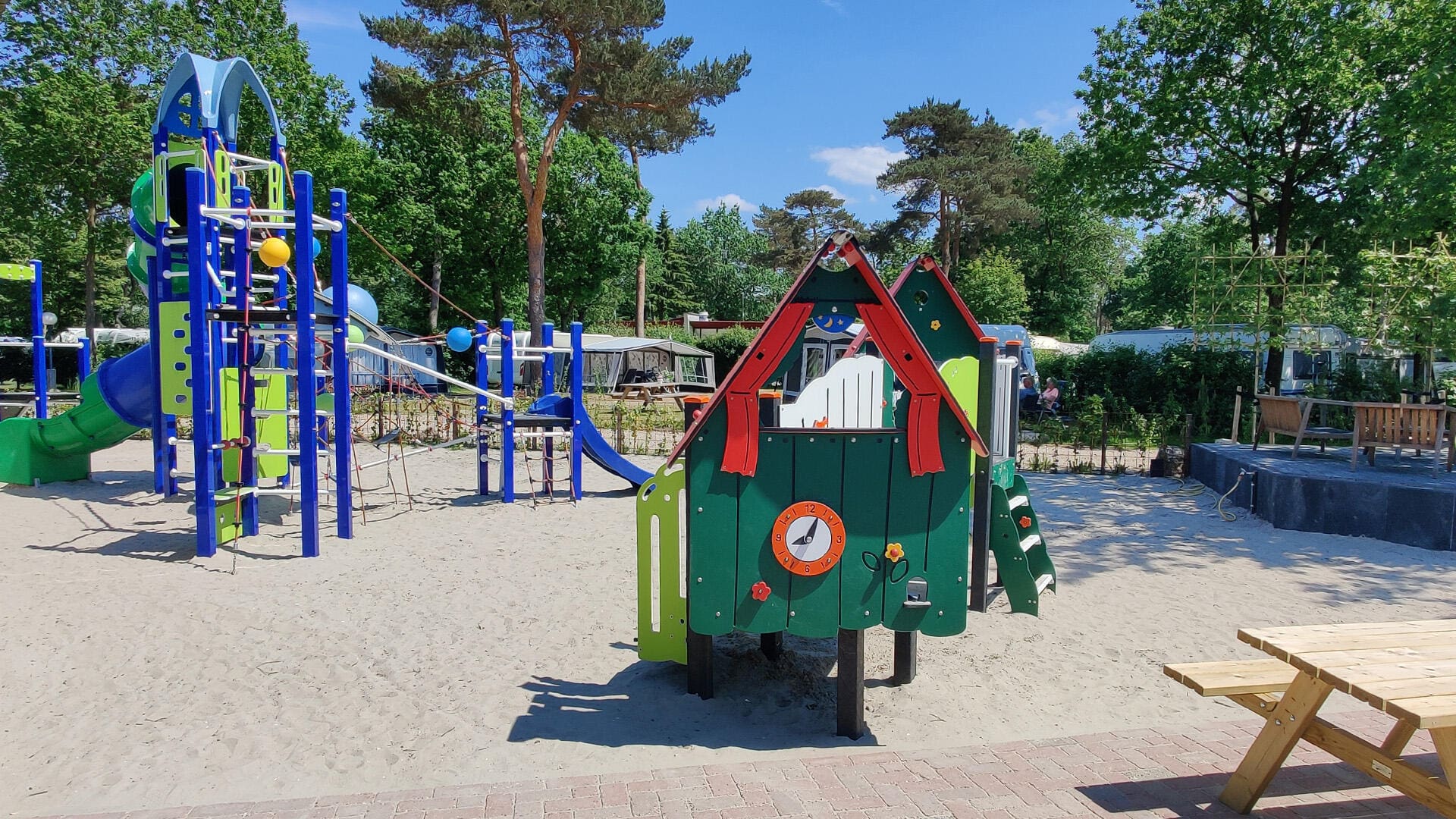 Vielseitiges Spiel auf dem Campingplatz