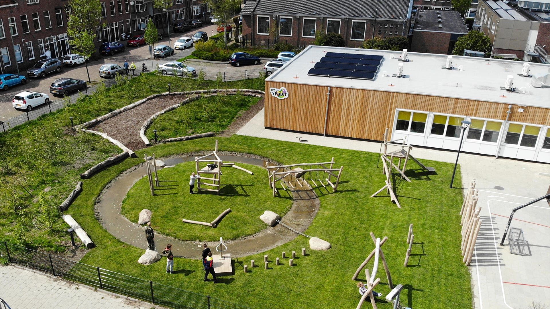 Groen blauw schoolplein van een basisschool ontworpen en gerealiseerd door BOERplay