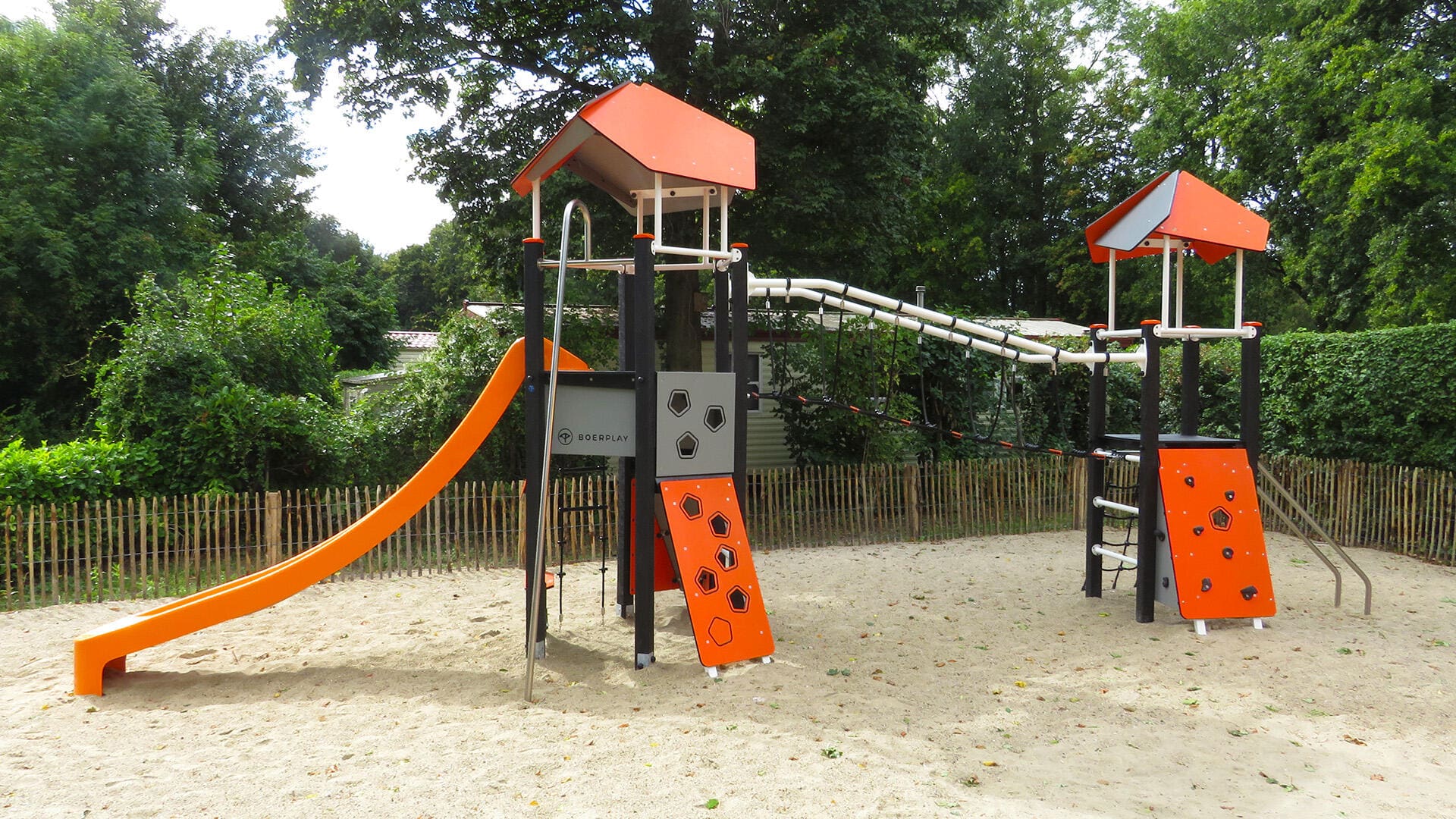 Natürliches und abenteuerliches Spielen in einem Freizeitzentrum