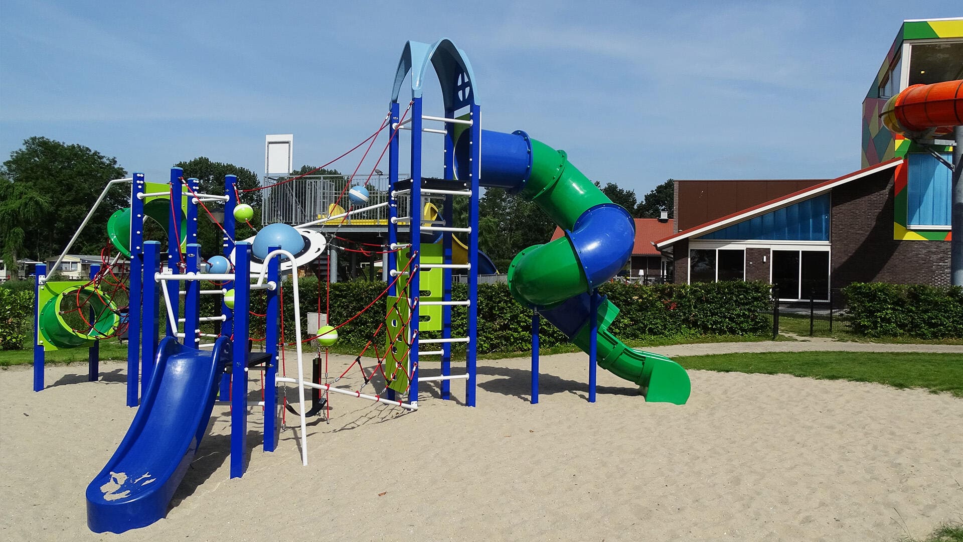 Natürliches und abenteuerliches Spielen in einem Freizeitzentrum