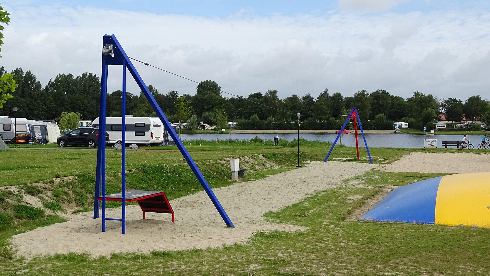 Natürliches und abenteuerliches Spielen in einem Freizeitzentrum