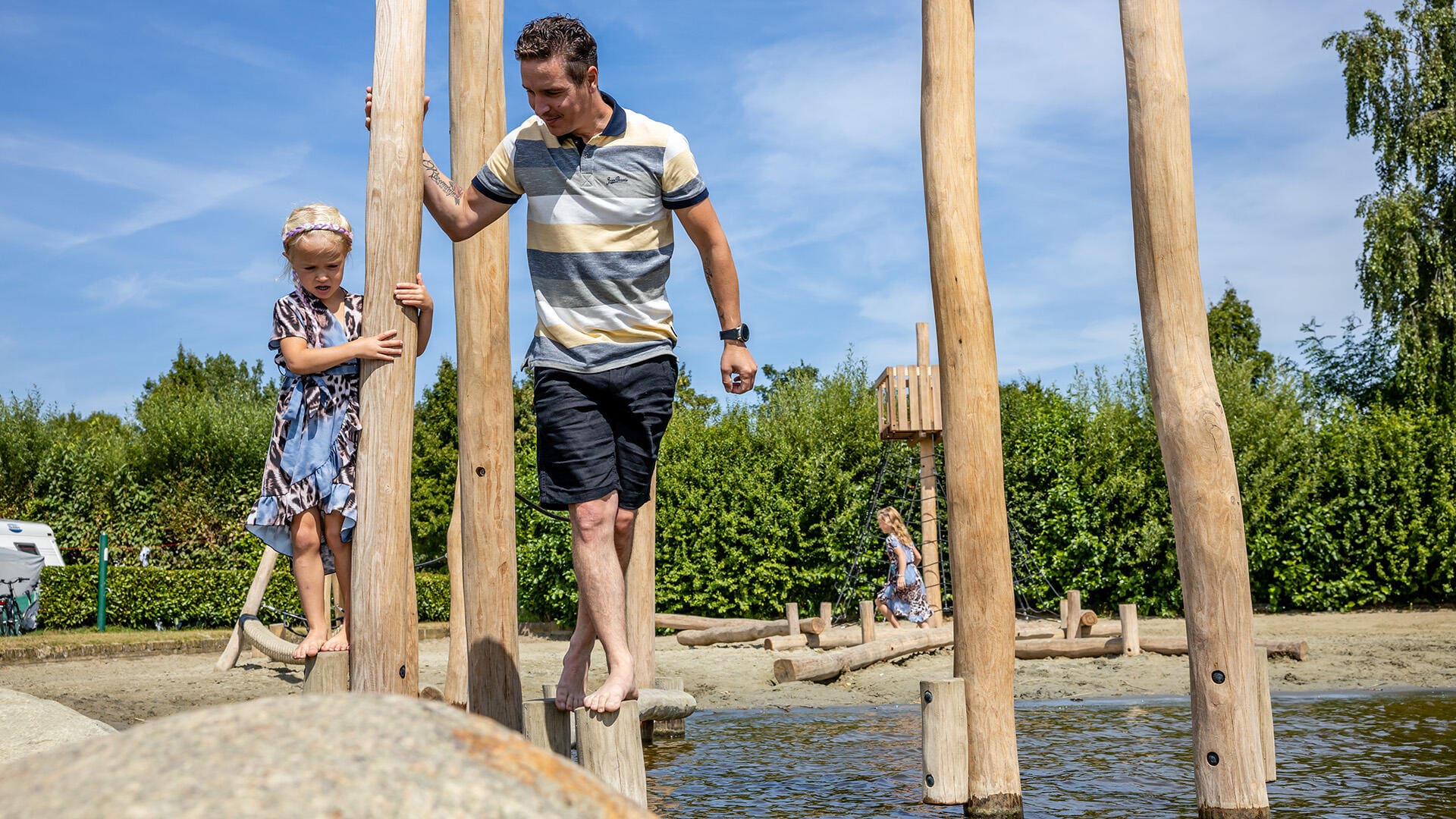 Natürliches und abenteuerliches Spielen in einem Freizeitzentrum
