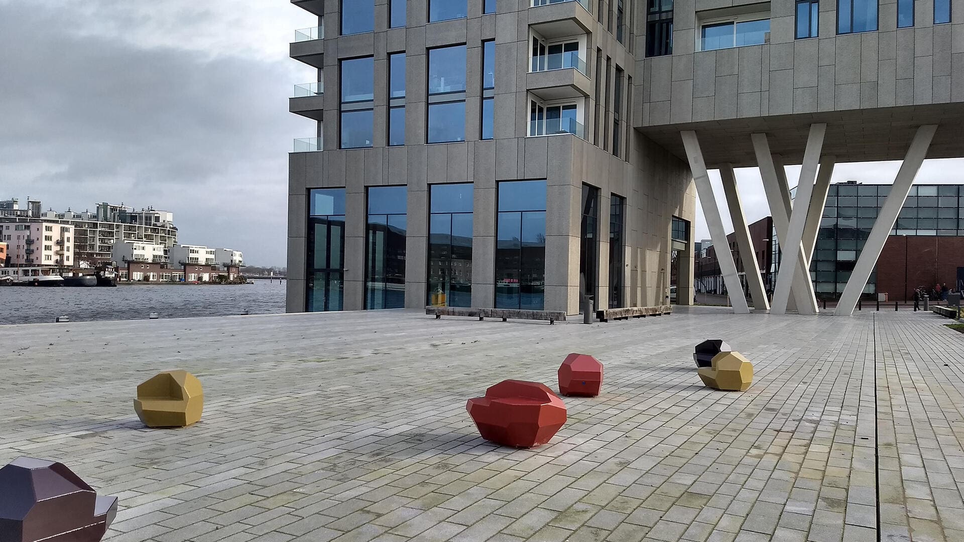 Zitmeubilair en speelobjecten aan de Ertskade