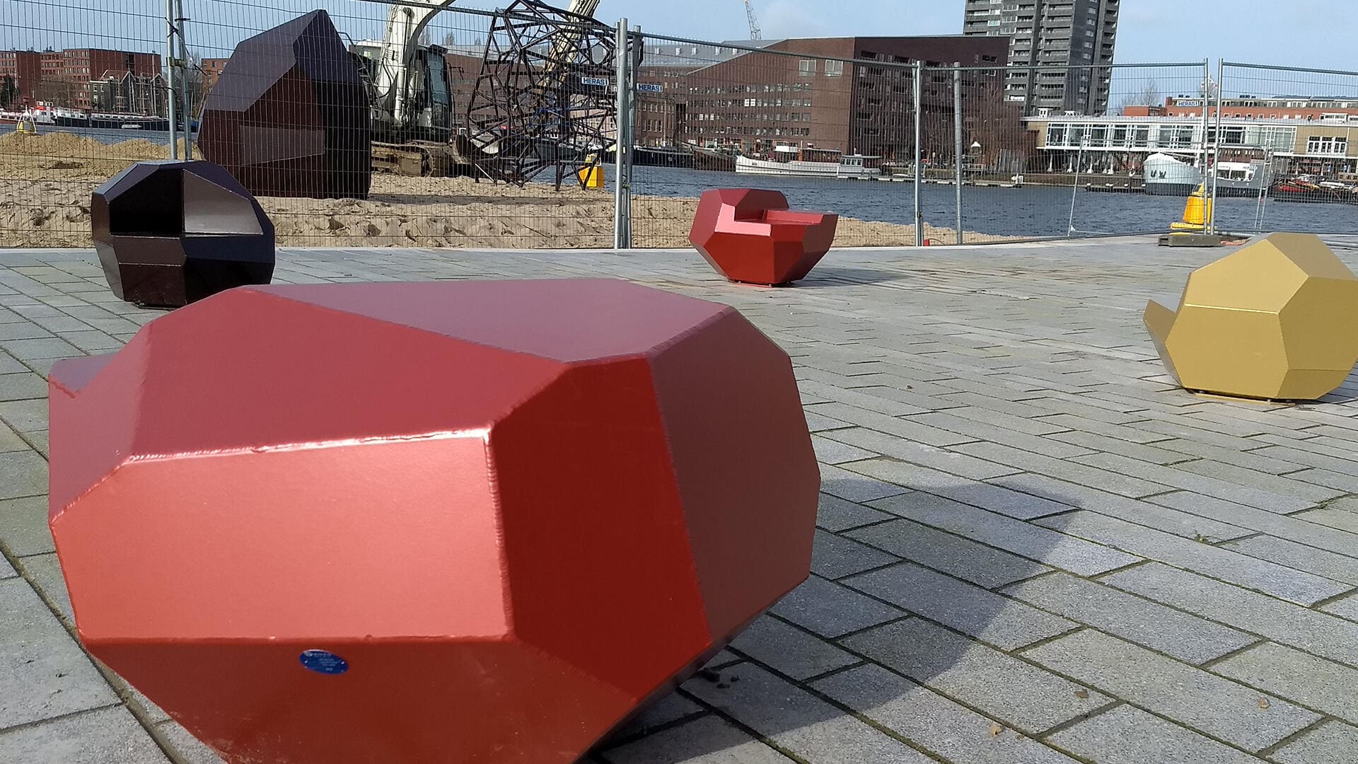 Zitmeubilair en speelobjecten aan de Ertskade