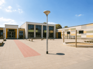 Voorbeeld van betegeld schoolplein vol in de zon