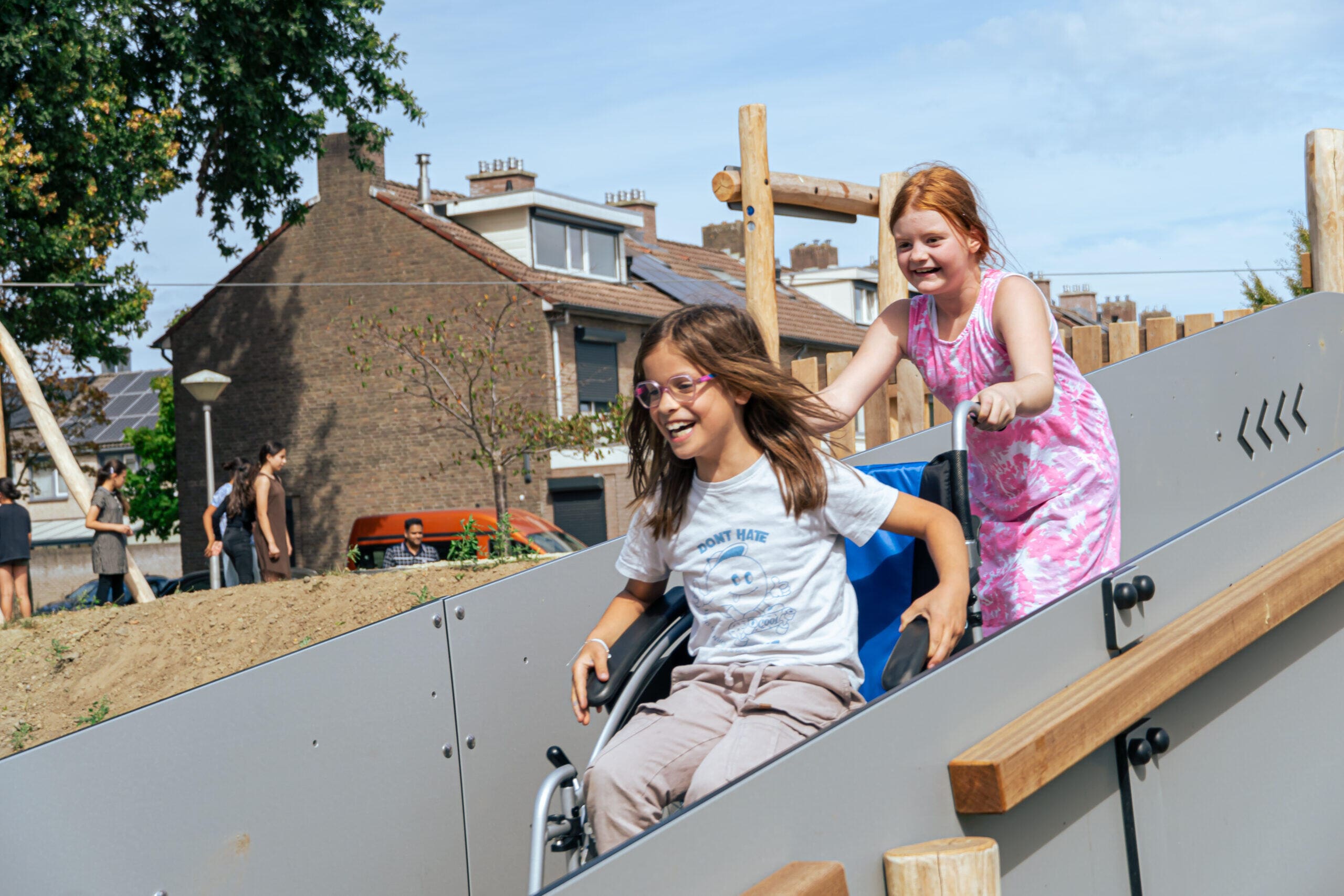 Inklusiver Spielplatz an der Bolomeystraat mit der weltweit ersten Rollstuhl-Rutsche