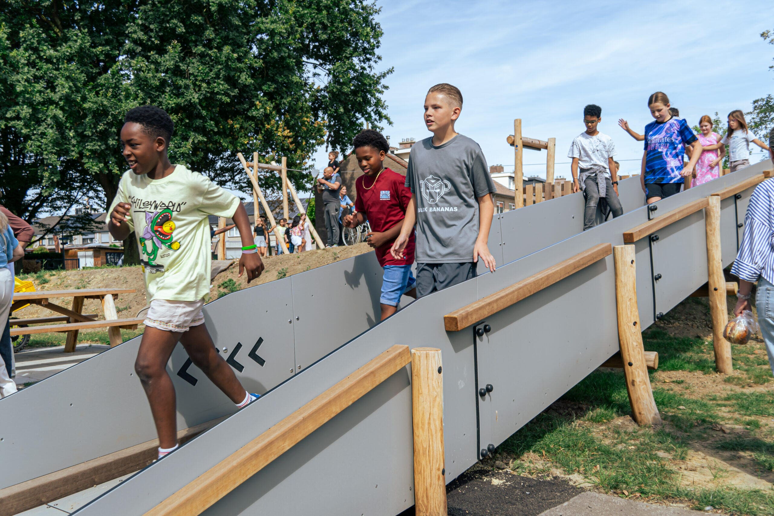 Inklusiver Spielplatz an der Bolomeystraat mit der weltweit ersten Rollstuhl-Rutsche