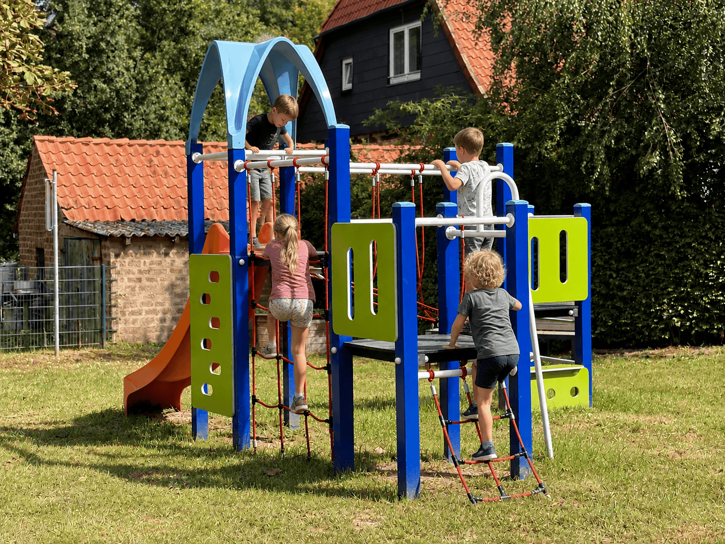 Klettern, Balancieren und Rutschen bei der Kita Arche Kirchdorf