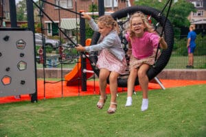 Schommelen is goed voor de ontwikkeling van het evenwicht.