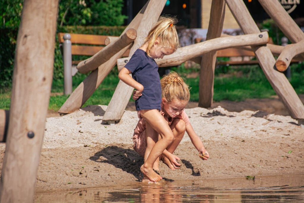 Spelen met zand en water bij Vrouwenhof