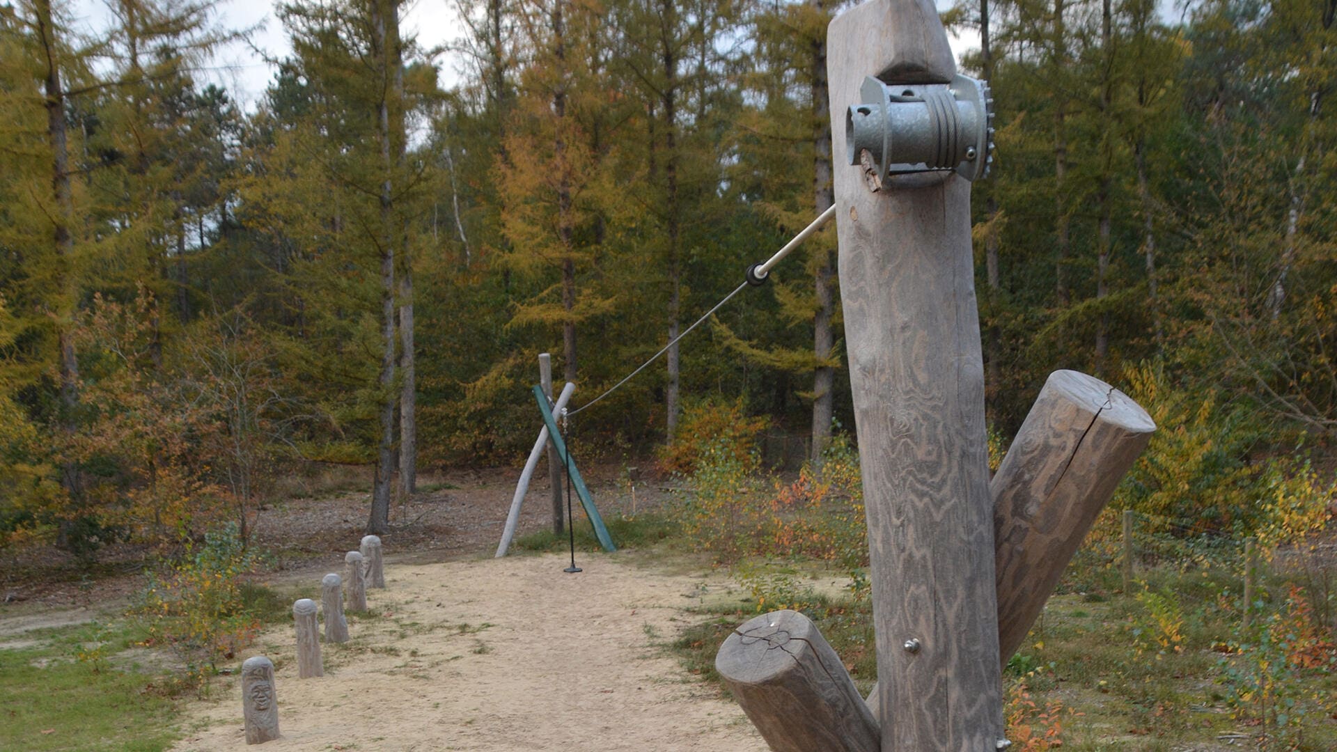 Abenteuerlicher Spielhügel mit Wasserlauf